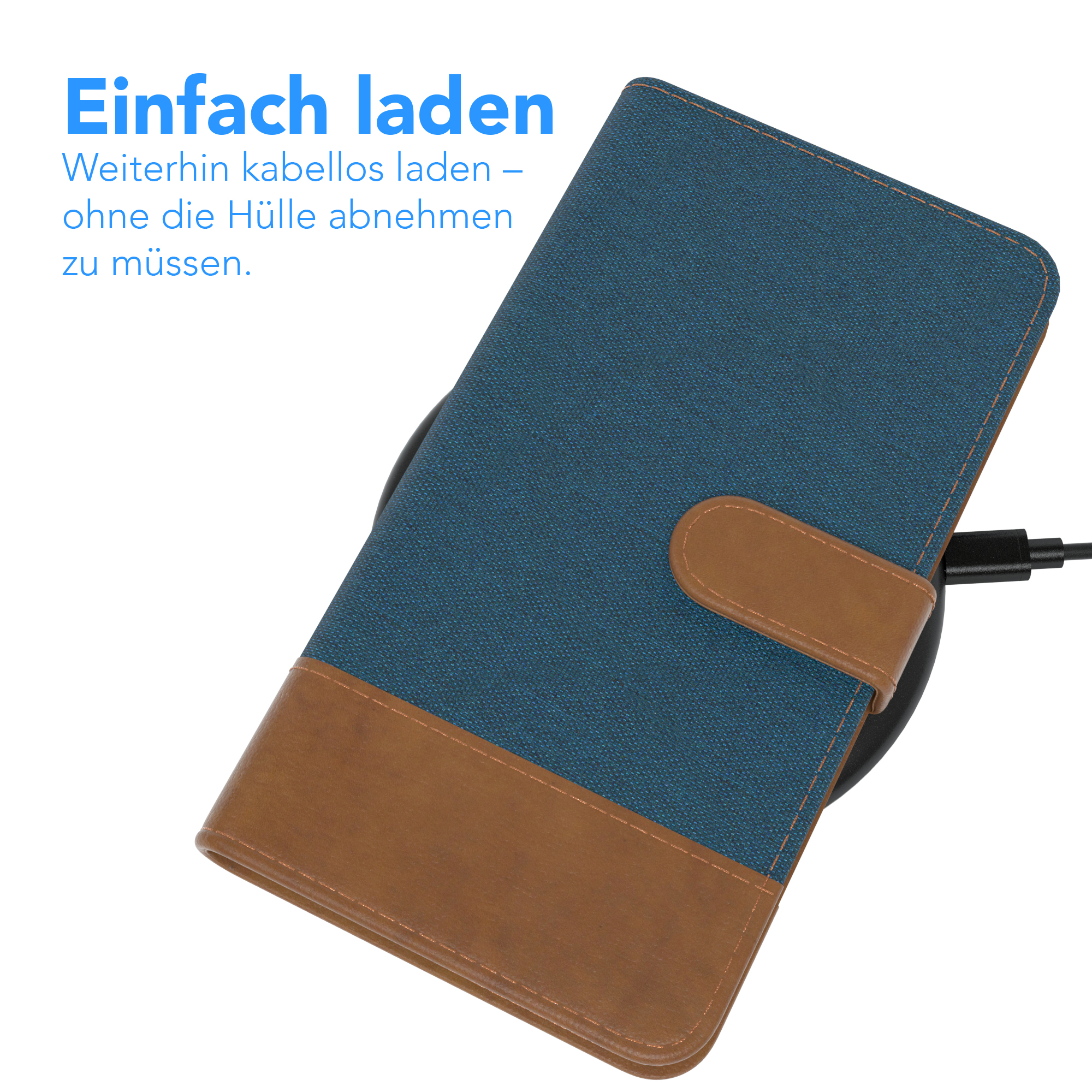Eine Handyhülle liegt auf einem kabellosen Ladegerät. Die Hülle hat eine blaue Textilaußenseite und eine braune Lederbasis.