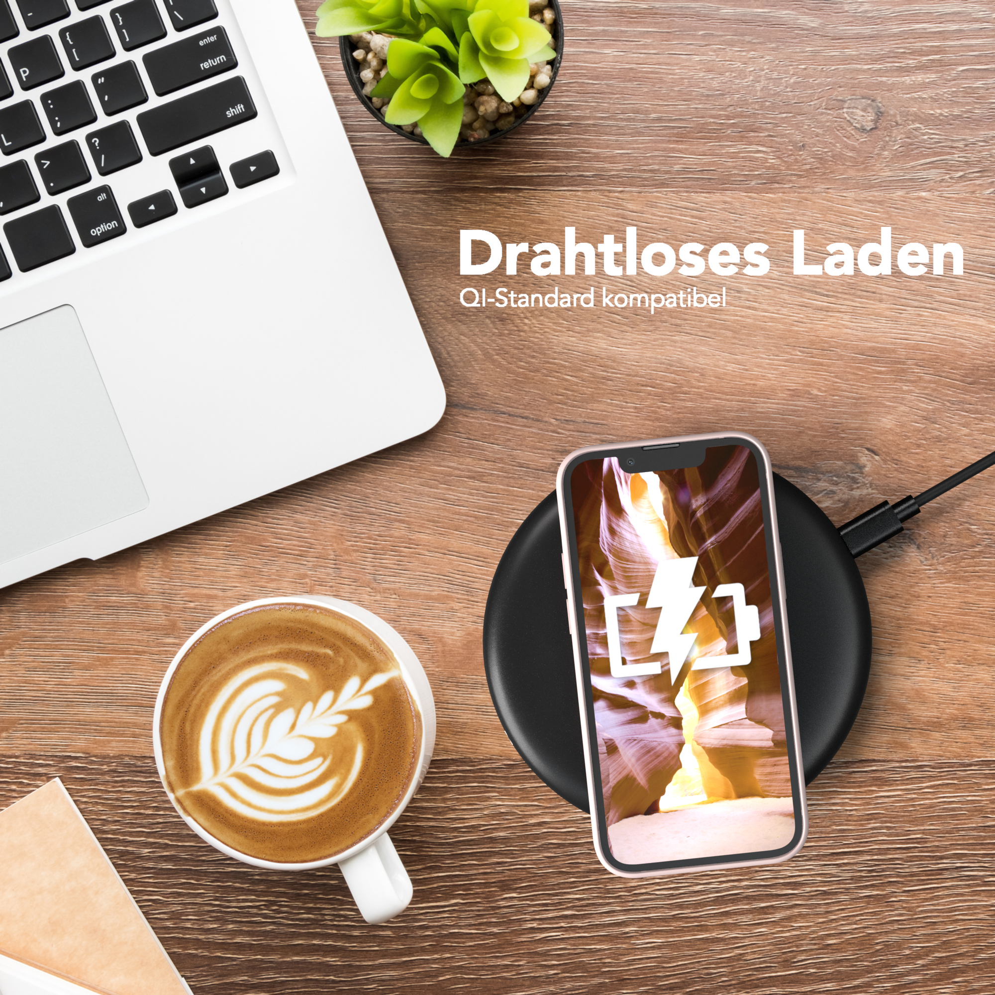 Telefon auf kabellosem Ladegerät neben Laptop und Kaffee. Text: Kabelloses Laden, Qi-Standard kompatibel.