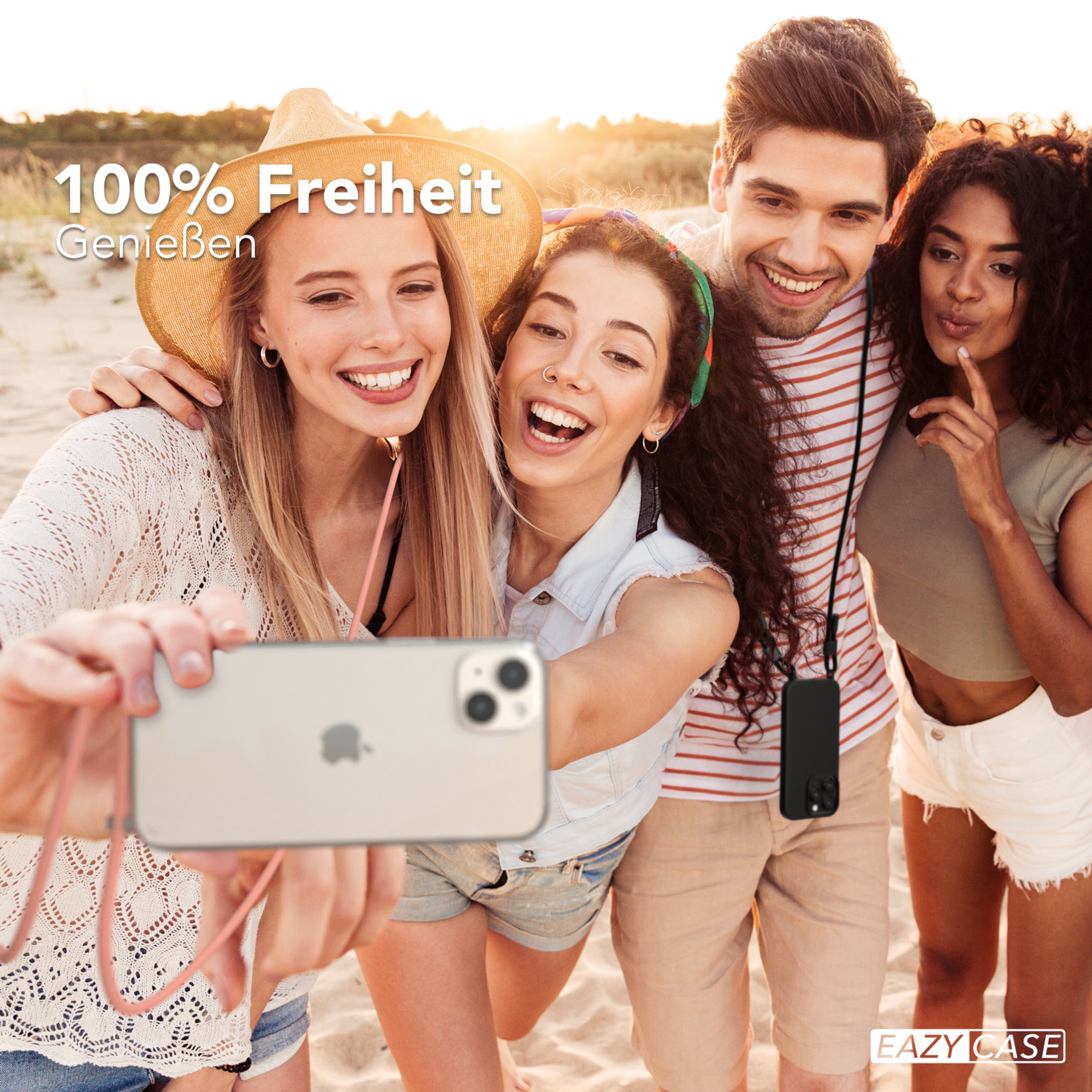 Vierköpfige Gruppe macht Selfie mit einer Handyhülle um das Telefon.