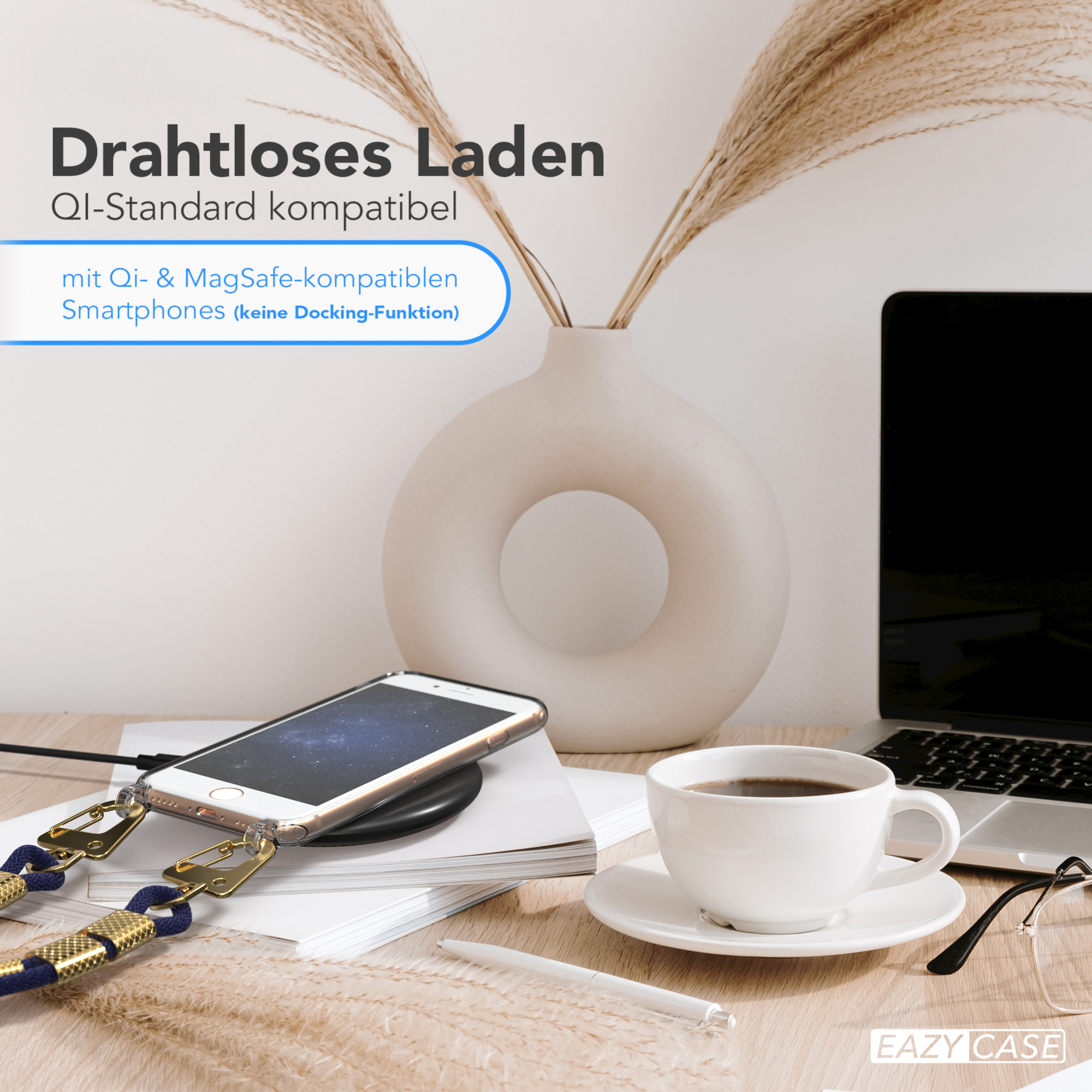 Telefon, das drahtlos auf einem Pad mit einem marineblauen Lanyard geladen wird, mit Kaffee und einer Vase.