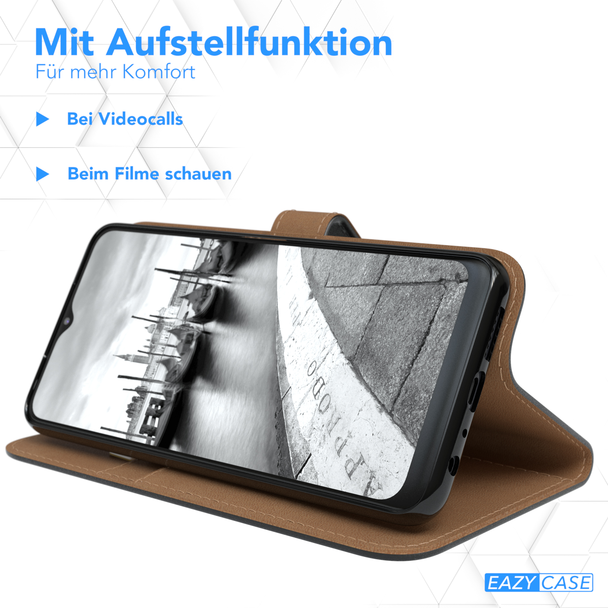 Telefon in brauner Hülle, abgewinkelt zur Betrachtung. Zeigt eine Stadtstraße. Hülle offen.