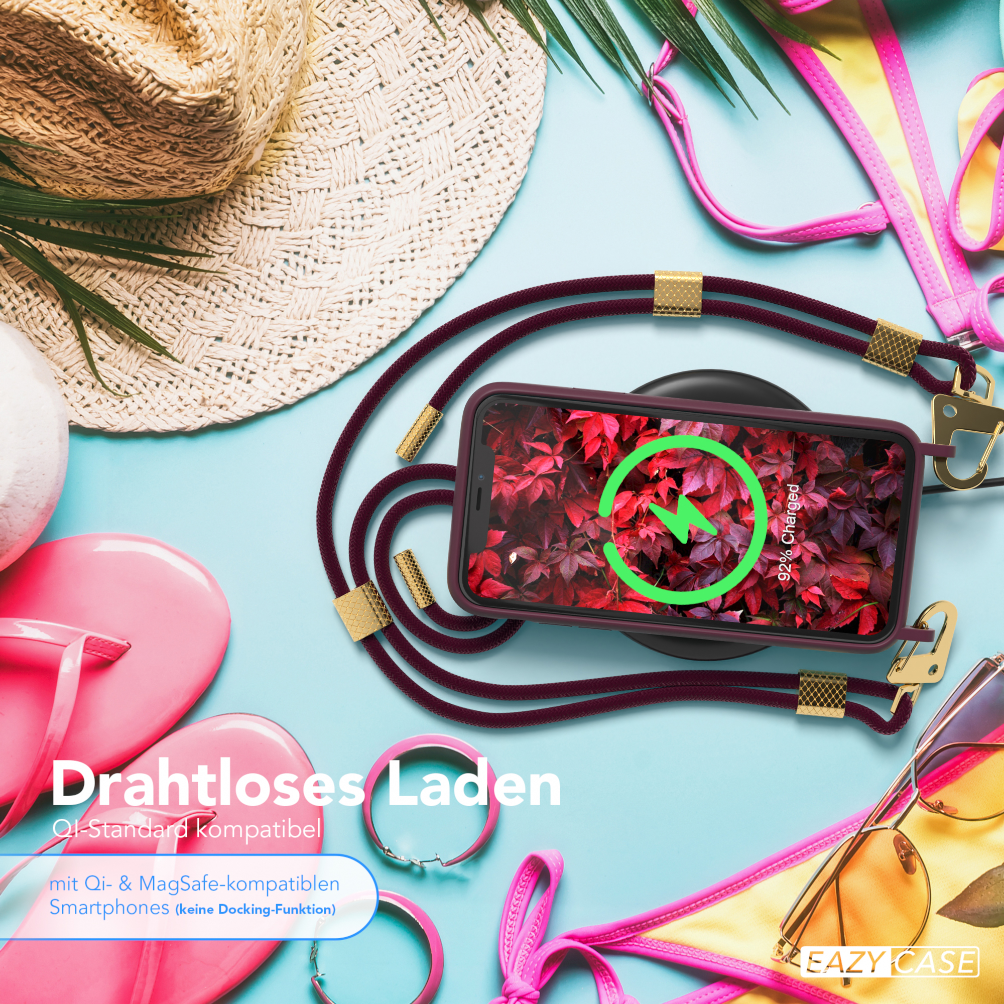Telefon auf kabellosem Ladegerät, umgeben von Strandaccessoires und Logo.