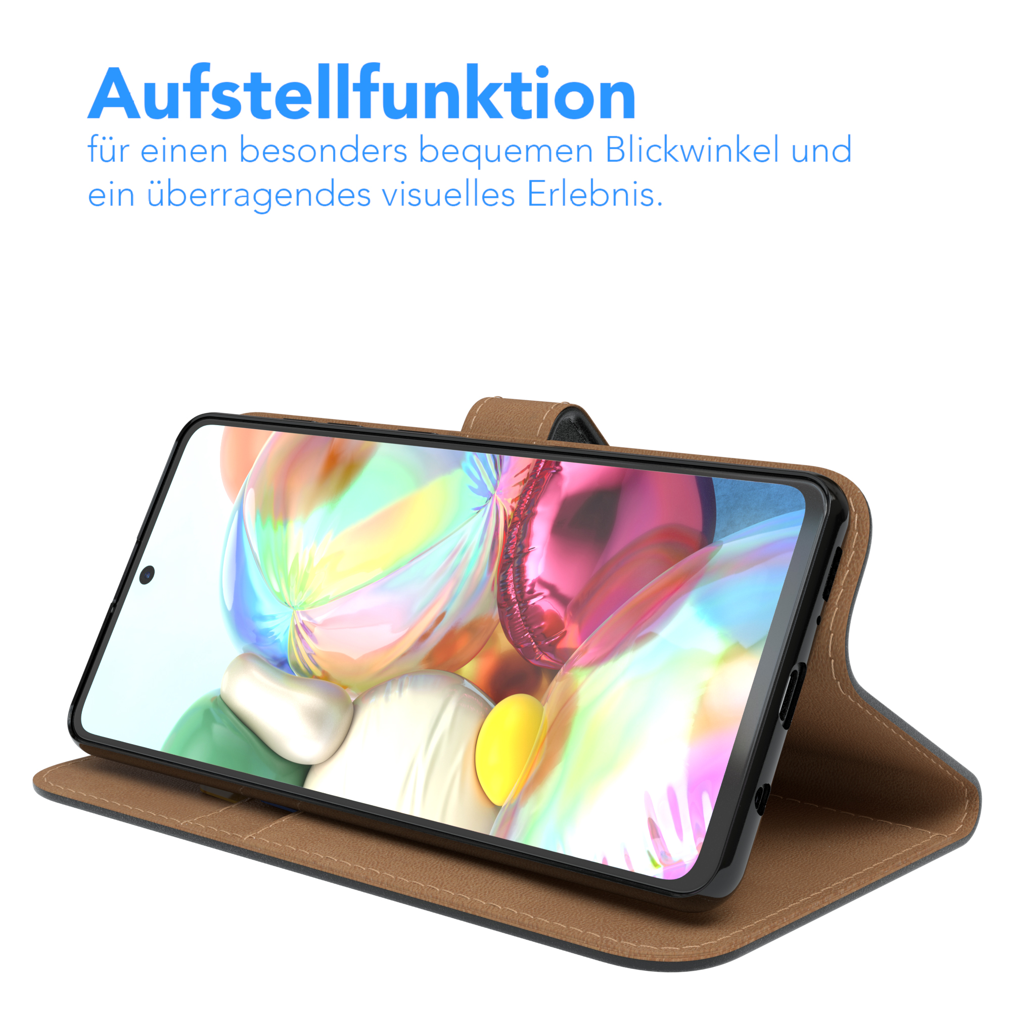 Telefon in einer Hülle, aufgestellt. Braune Lederhülle. Weißer Hintergrund. Text: Aufstellfunktion.
