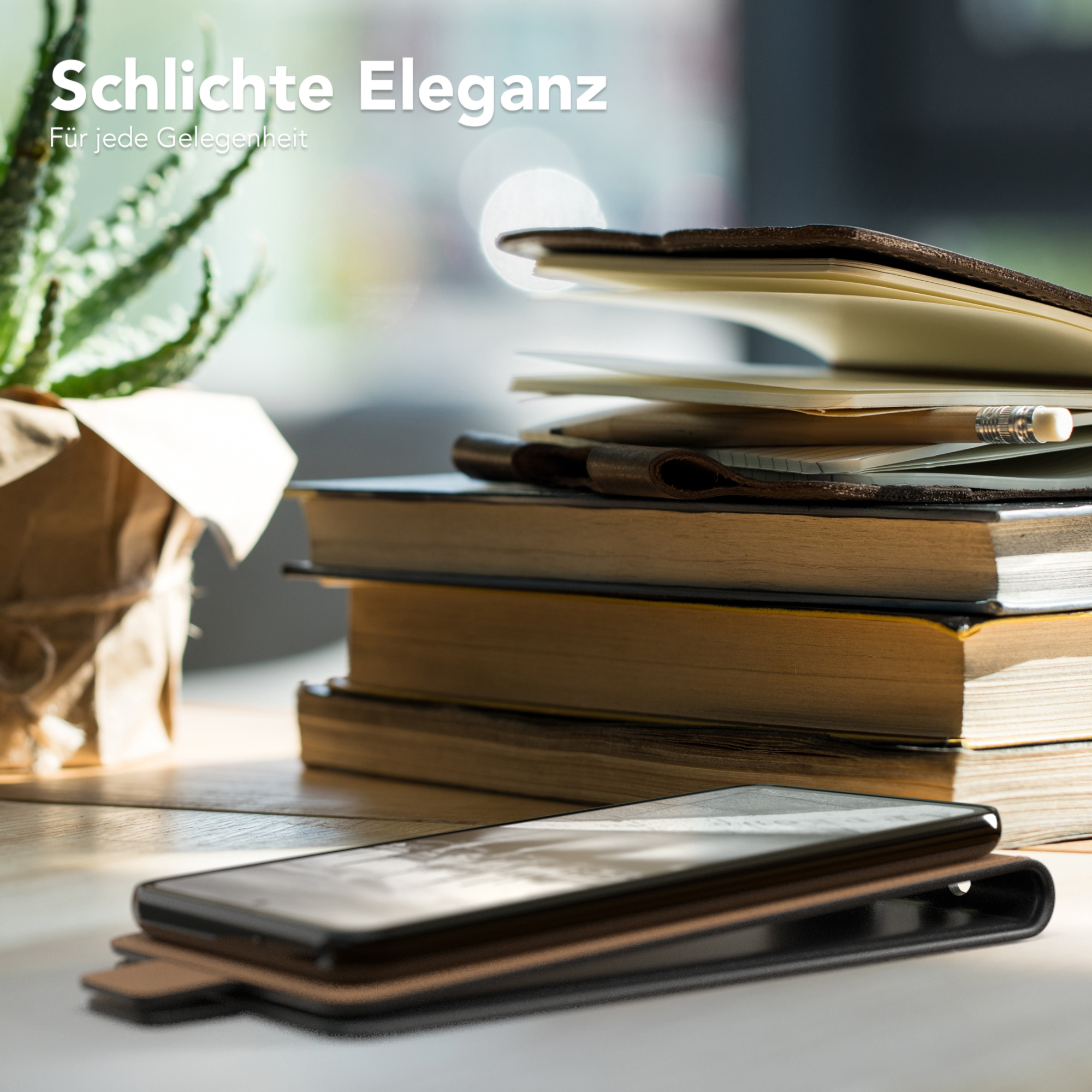Ein Smartphone in einer braunen Lederhülle liegt auf einer Holzoberfläche mit Büchern, einem Bleistift und einer Pflanze.