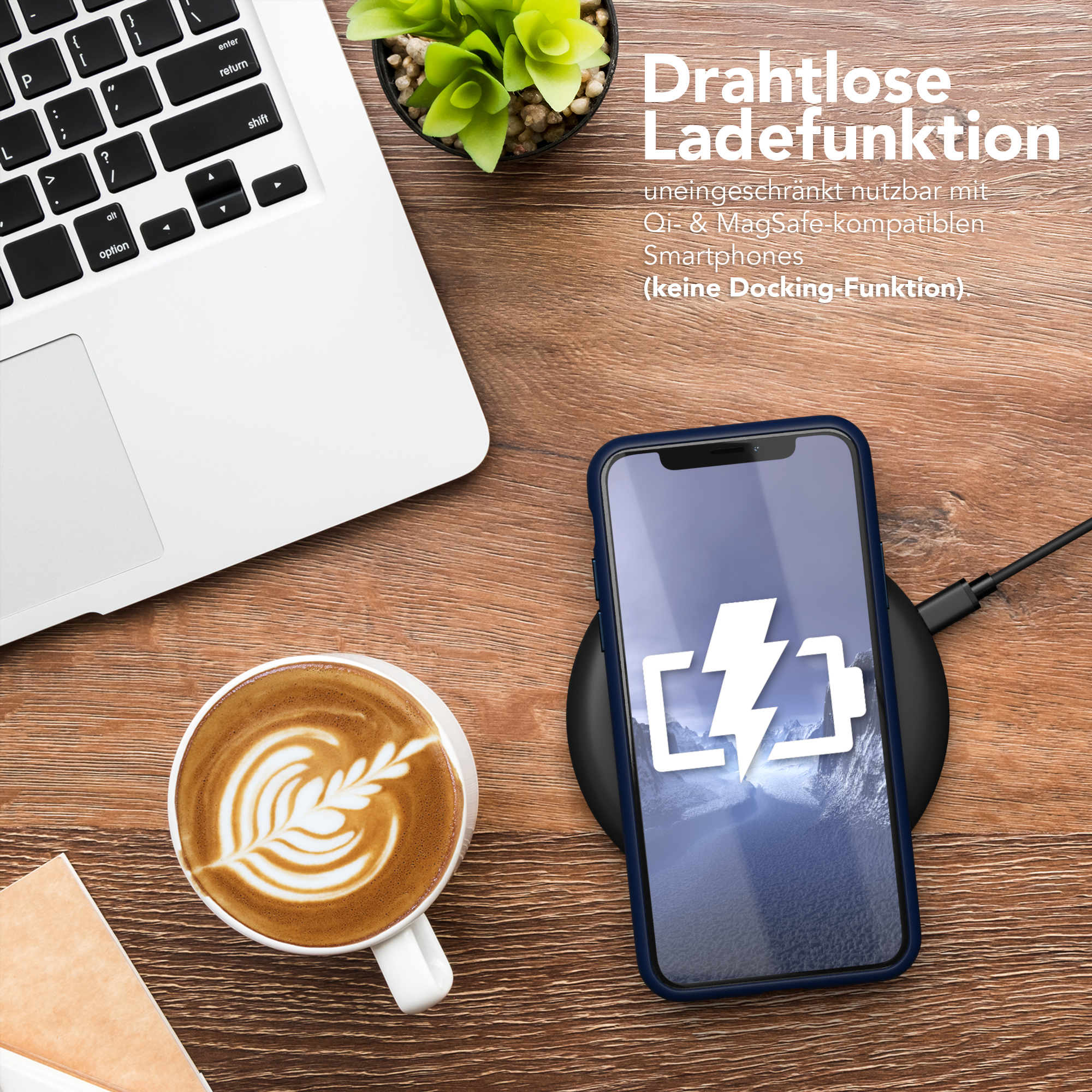 Telefon auf kabellosem Ladegerät, mit Kaffeetasse und Laptop. Telefon zeigt Ladesymbol.