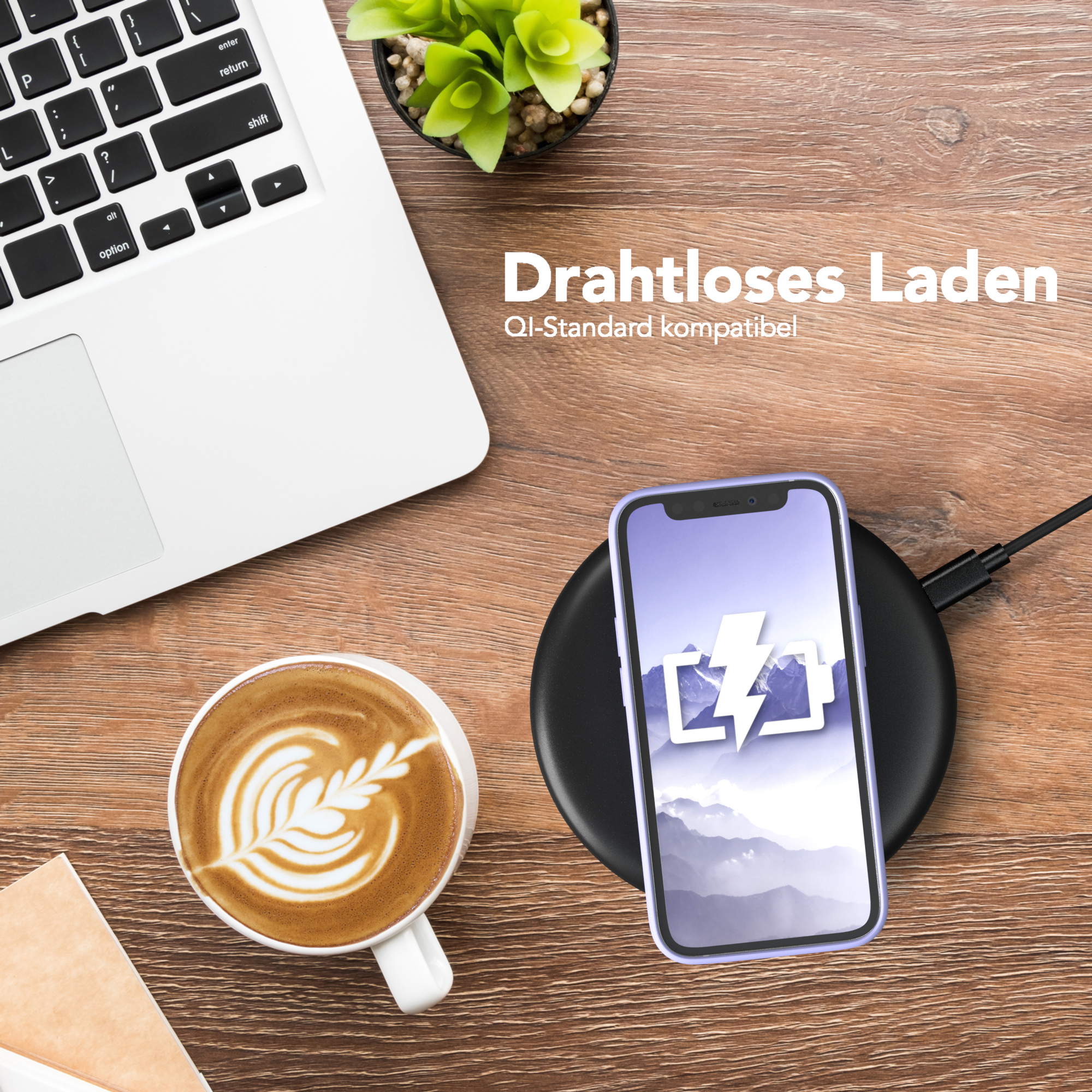 Laptop, Kaffeetasse und Telefon laden. Telefon mit Blitzsymbol auf dem Bildschirm. Text: Kabelloses Laden.