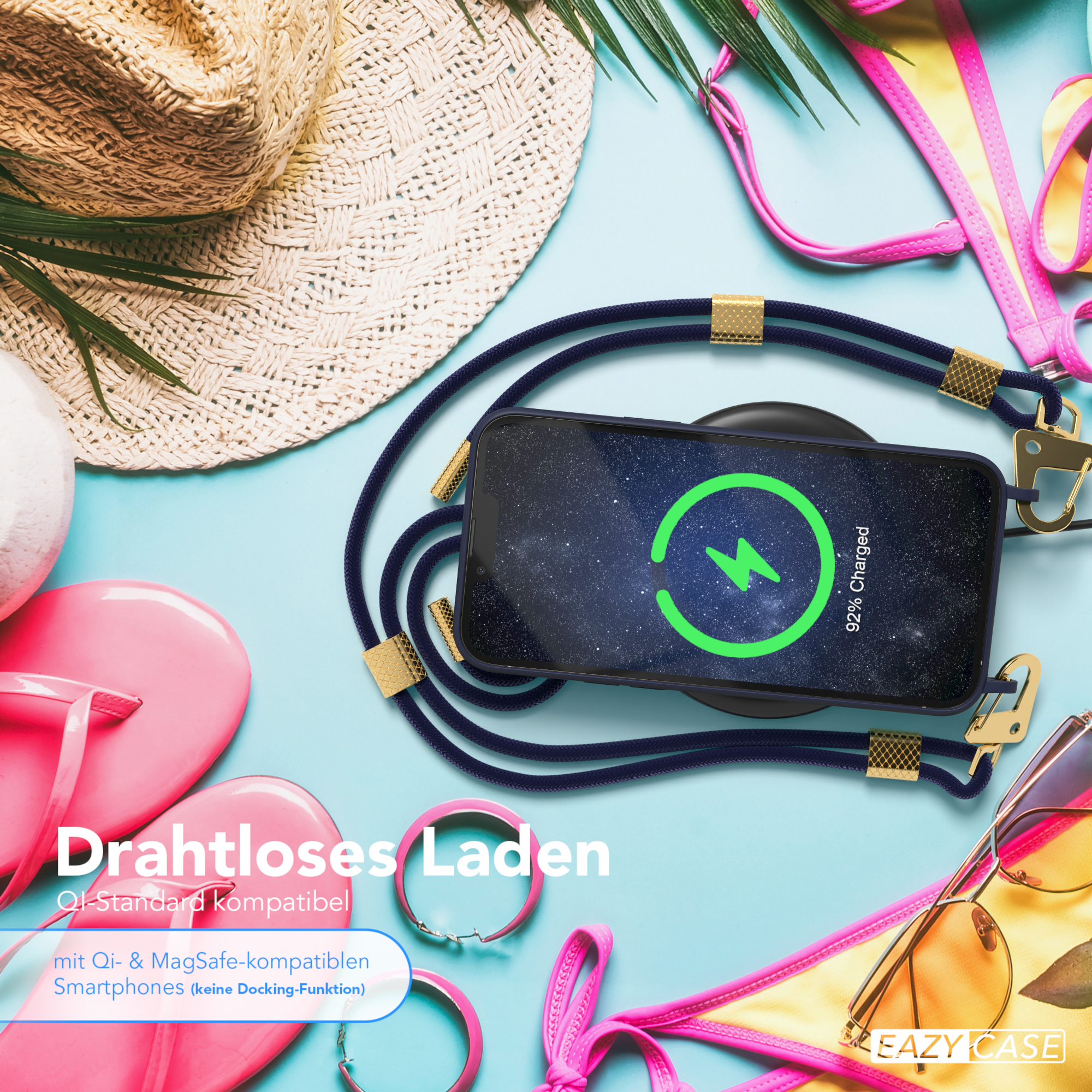 Schwarzes Telefon, das drahtlos geladen wird, mit marineblauer Kordel. Strandaccessoires, Bikini und Sonnenbrille auf blauem Grund.