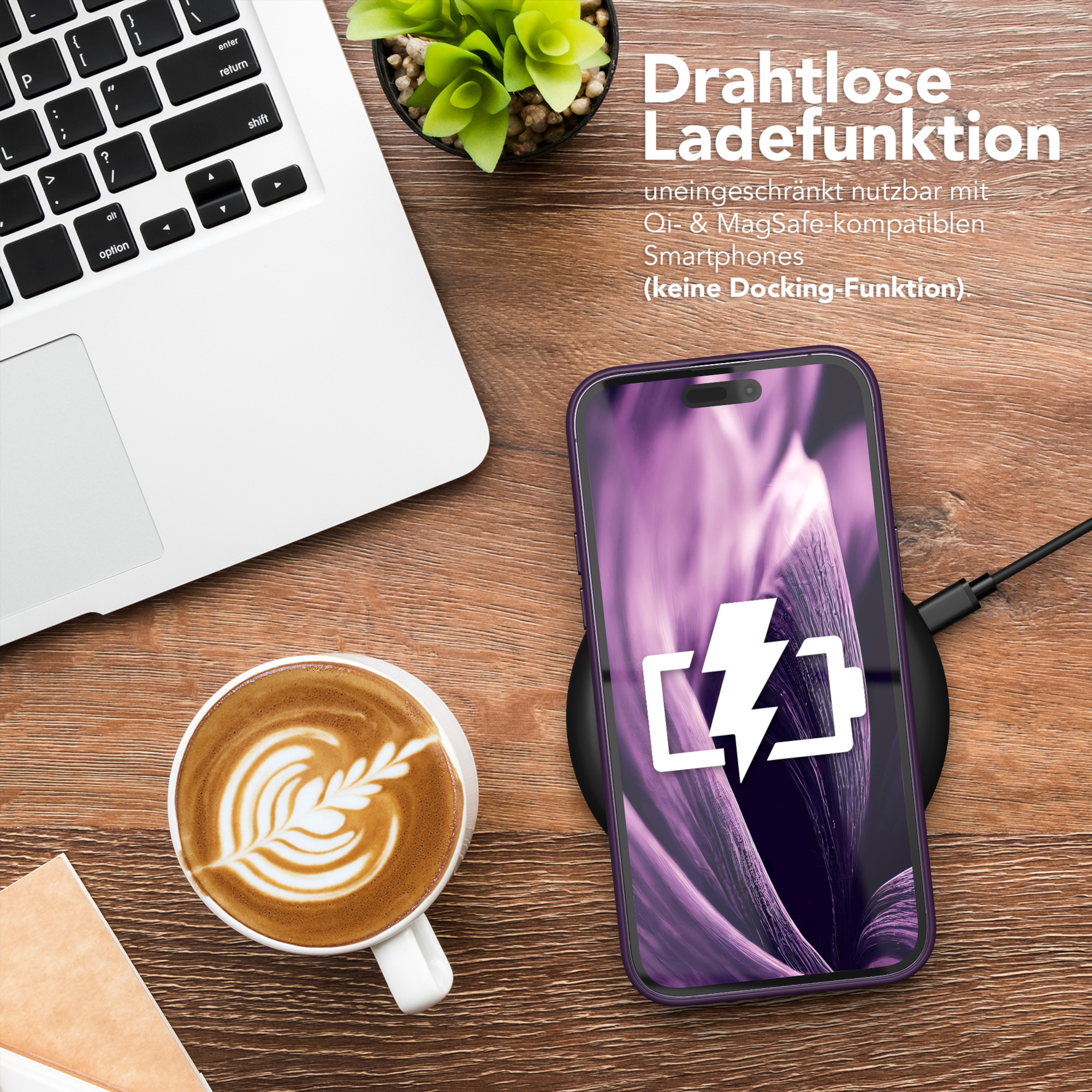 Telefon drahtlos auf einem schwarzen Pad geladen. Laptop, Kaffee und Pflanze auf einem Holztisch.