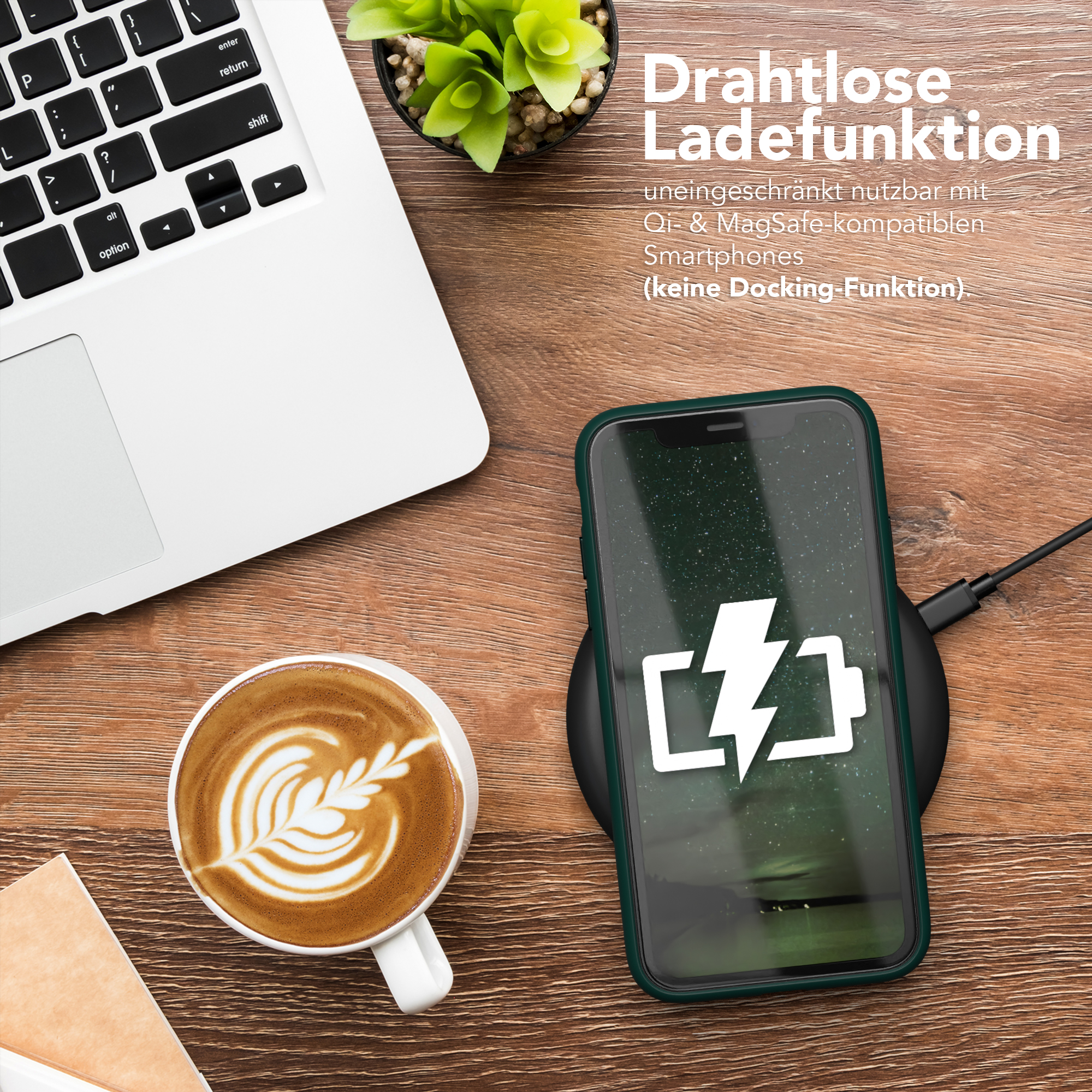 Laptop, Kaffee und Telefon auf einem kabellosen Ladegerät. Das Telefon zeigt ein Ladesymbol.