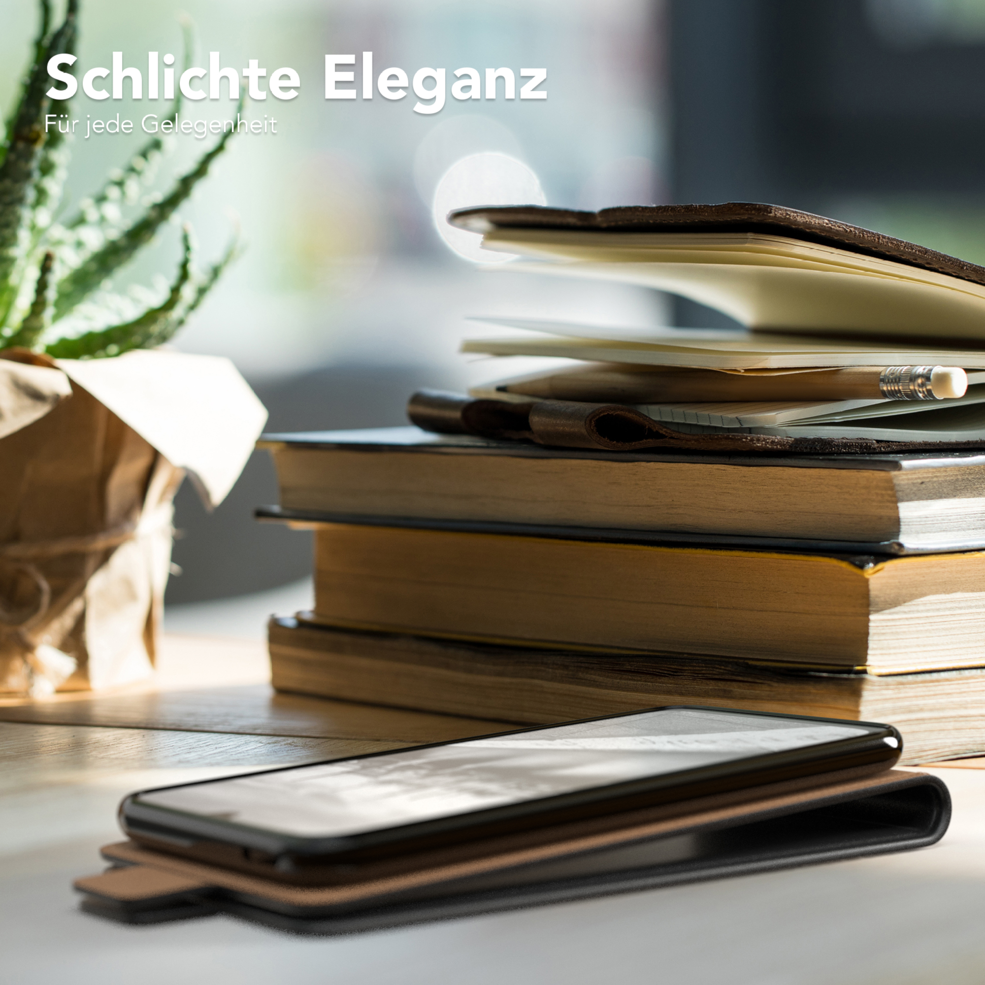Ein Telefon in einer braunen Hülle auf einem Tisch mit Büchern und einer Pflanze. Text: Schlichte Eleganz.