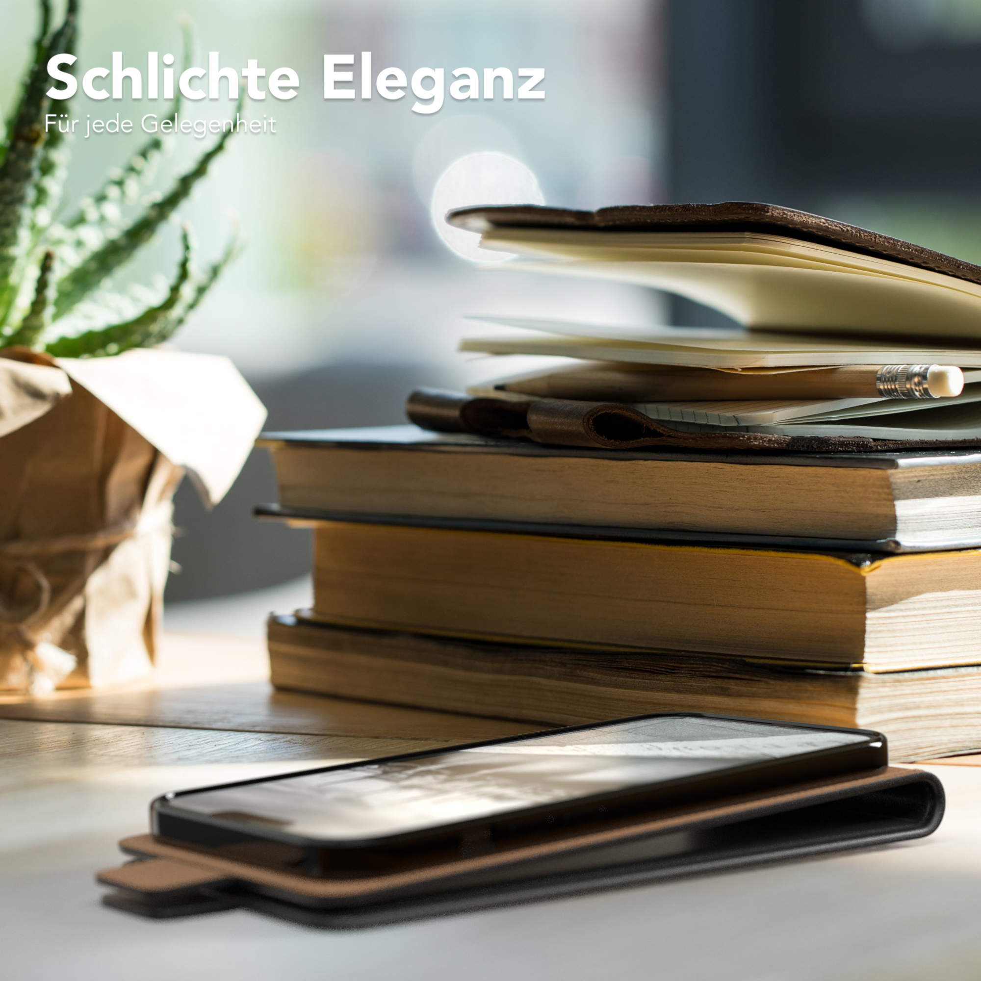 Ein Telefon in einer braunen Hülle auf einem Tisch mit Büchern und einer Pflanze. Text: Schlichte Eleganz.
