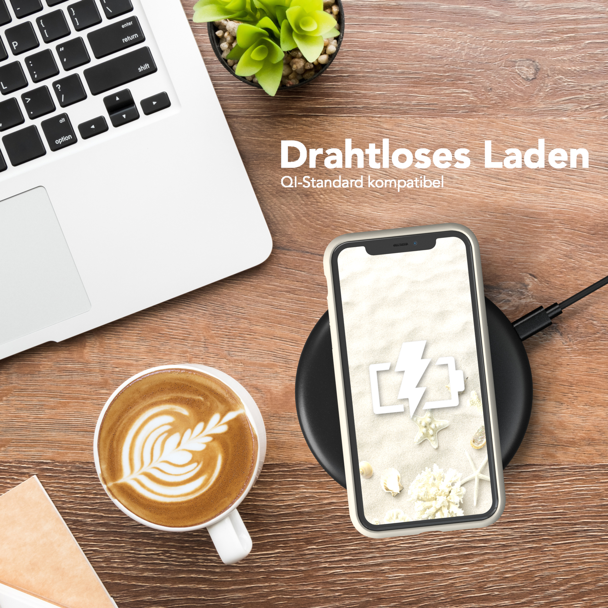 Ein Telefon, das auf einem kabellosen Ladegerät geladen wird. Ein Laptop und eine Tasse Kaffee auf einem Holztisch.