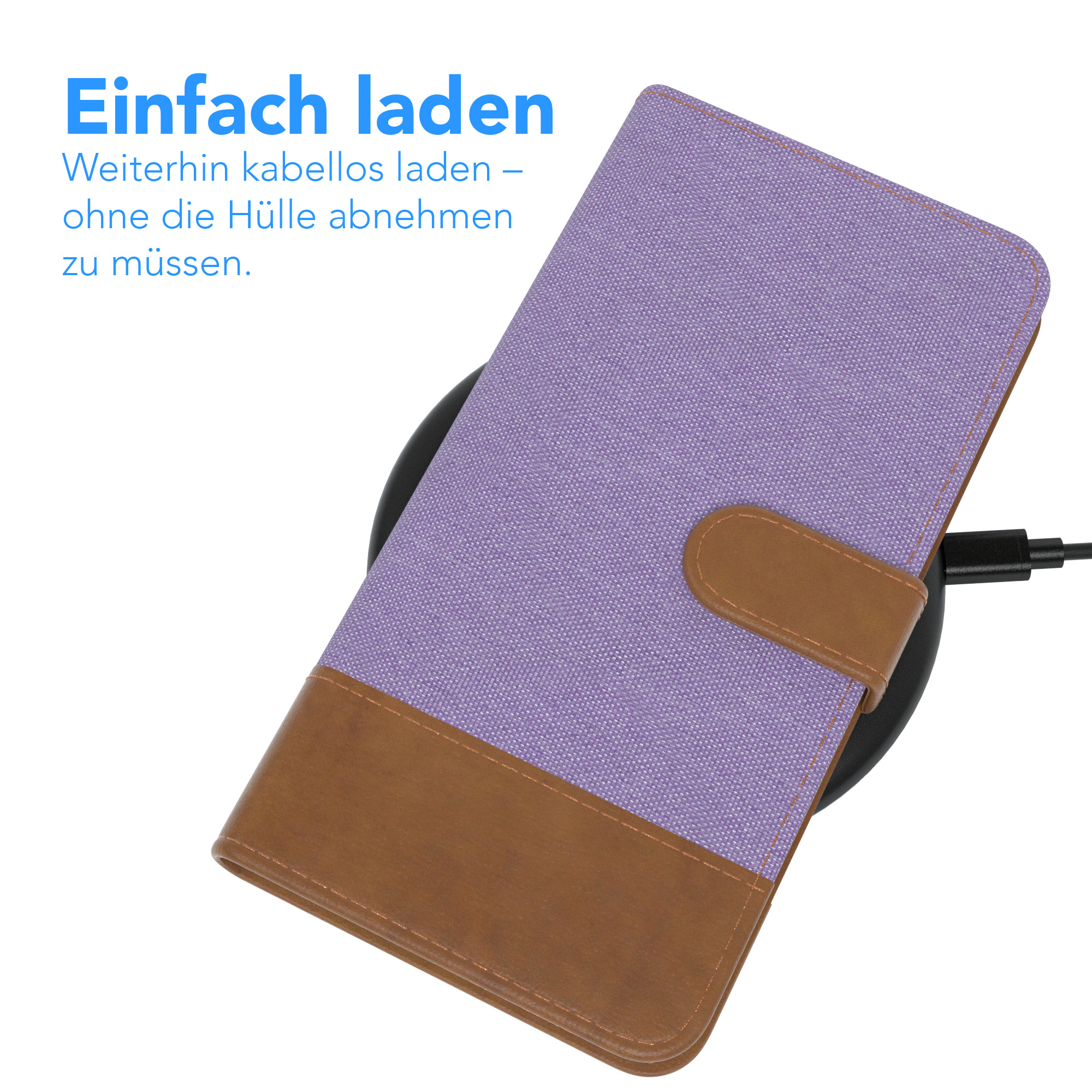 Lila und braune Handyhülle auf einem kabellosen Ladegerät.
