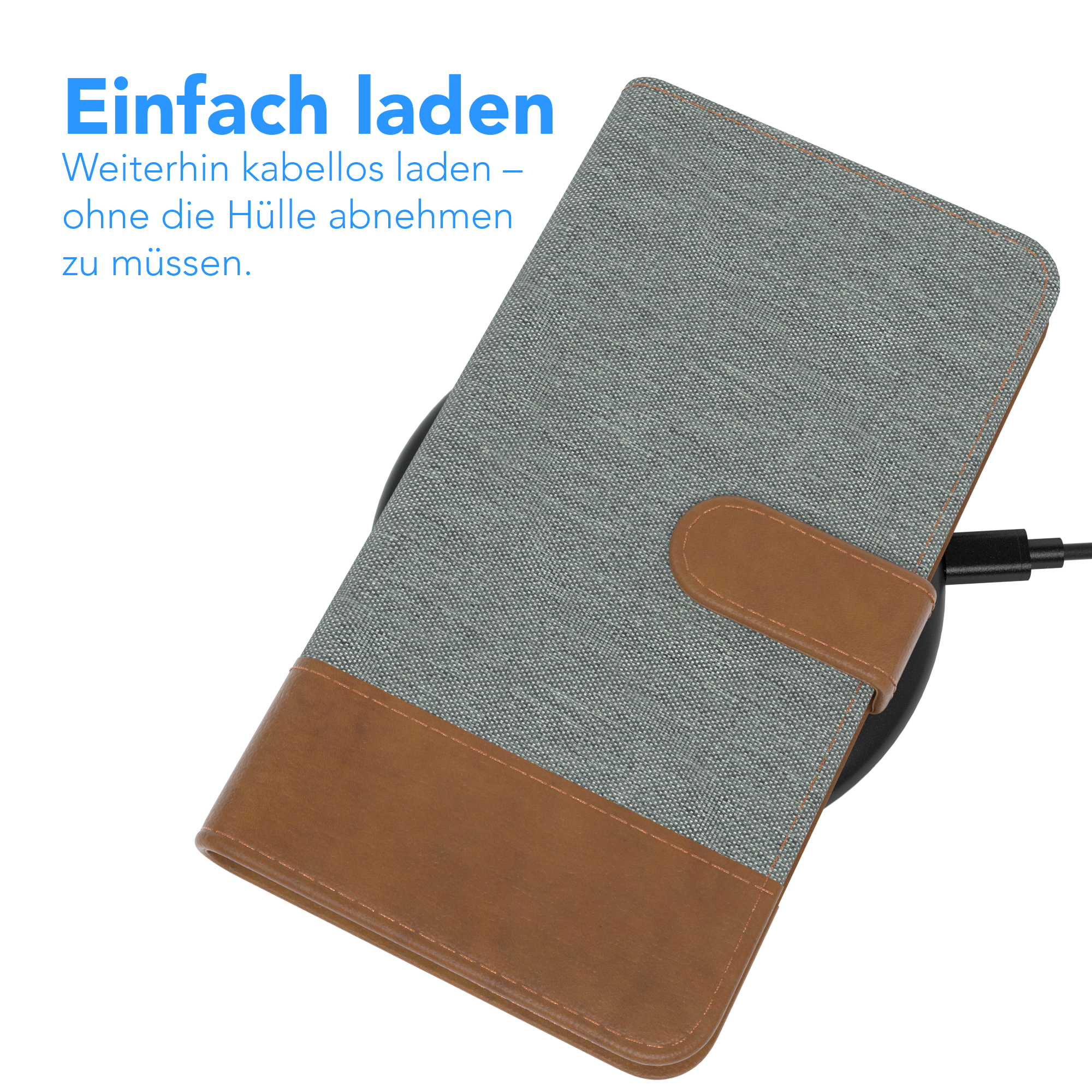 Eine graue Handyhülle auf einem kabellosen Ladegerät. Der Koffer ist offen. Ein braunes Lederdetail ist sichtbar.