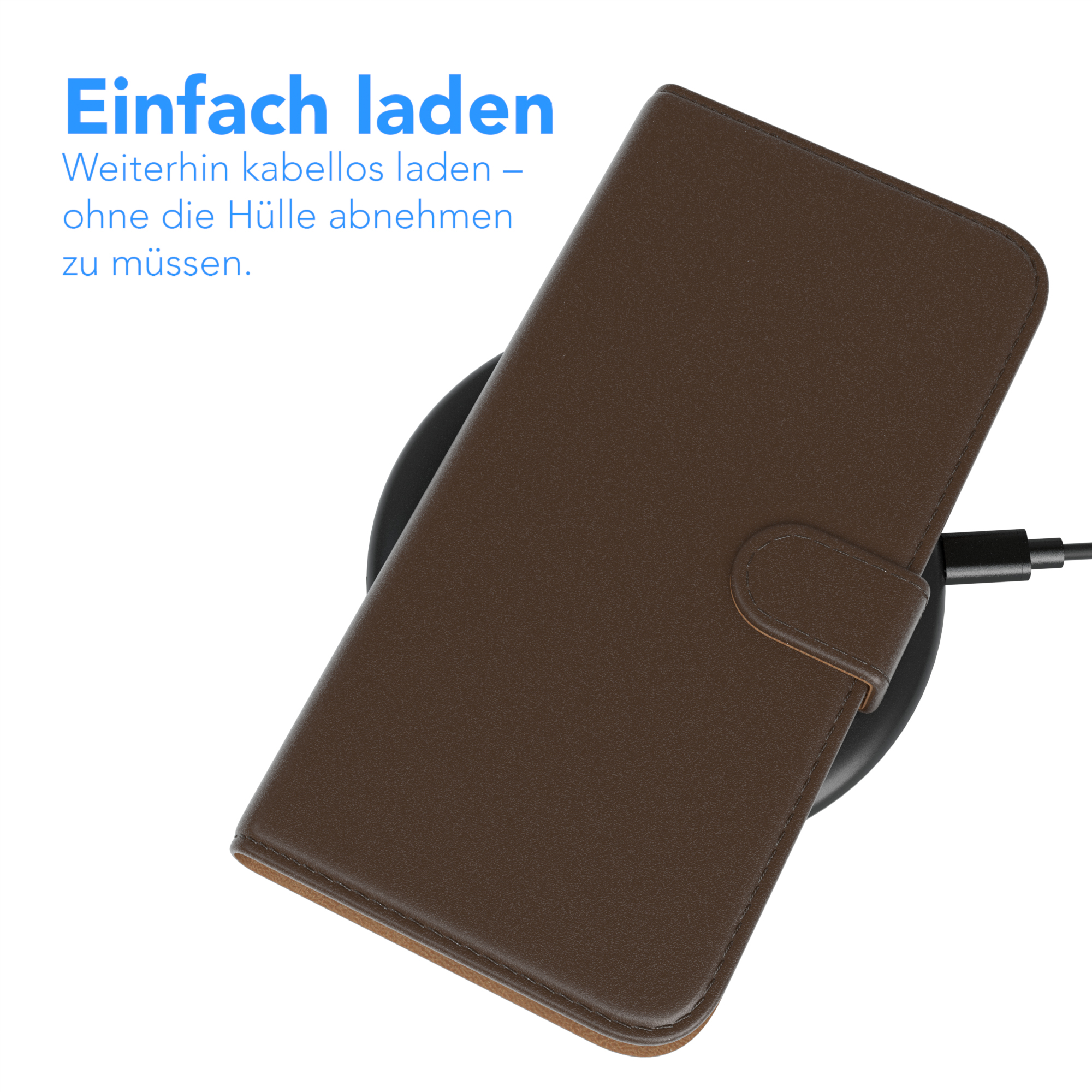 Telefon auf kabellosem Ladegerät in seiner Hülle. Die Hülle ist braun und geschlossen.