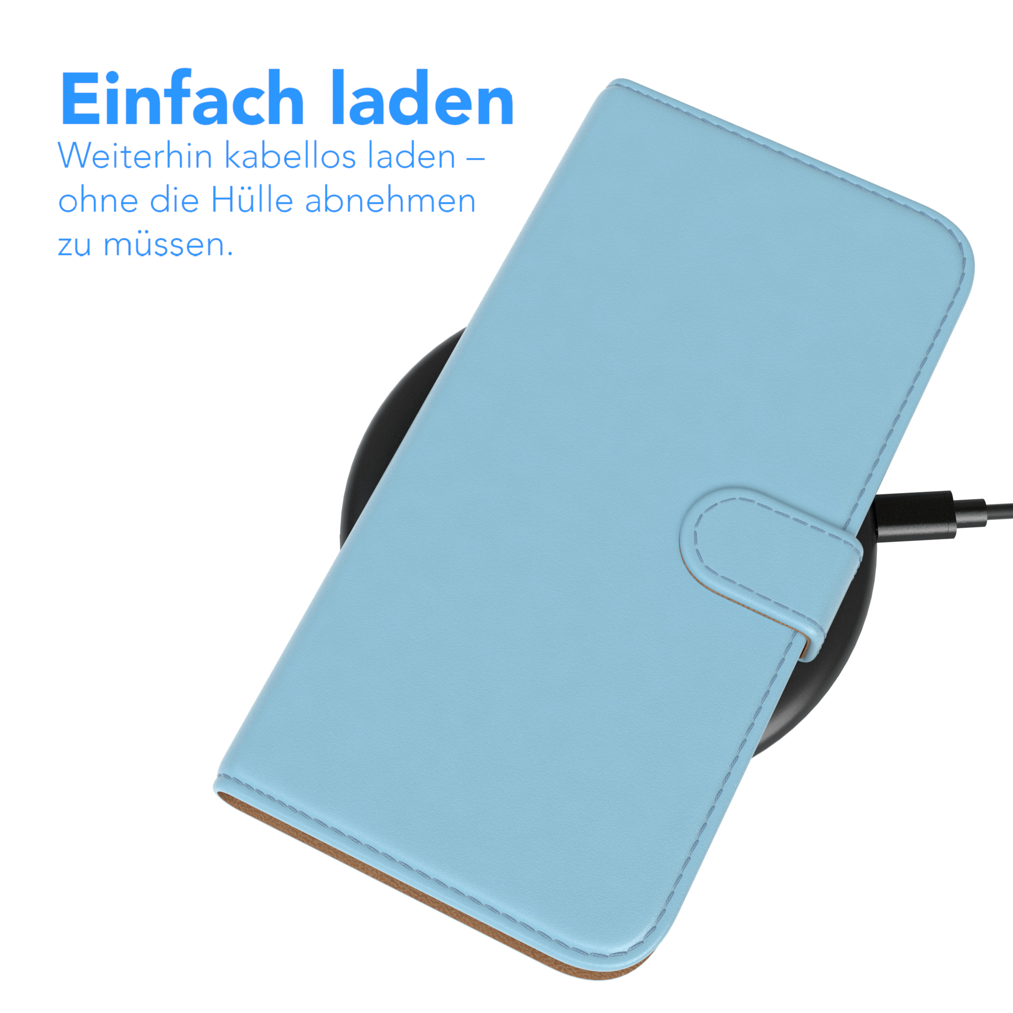 Blaue Handyhülle auf einem kabellosen Ladepad, mit angeschlossenem Kabel.