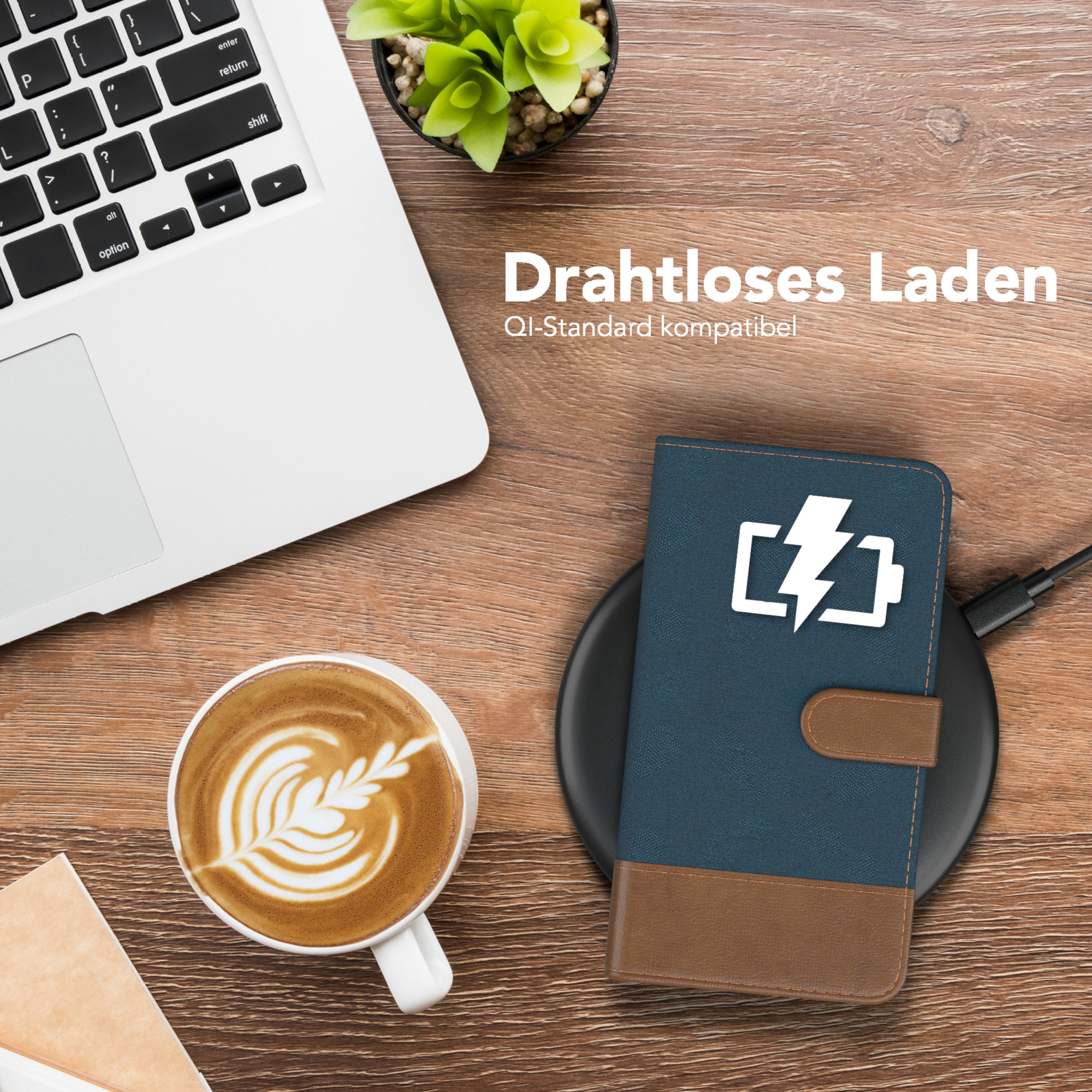 Handyhülle auf kabellosem Ladegerät mit Kaffee und Laptop.