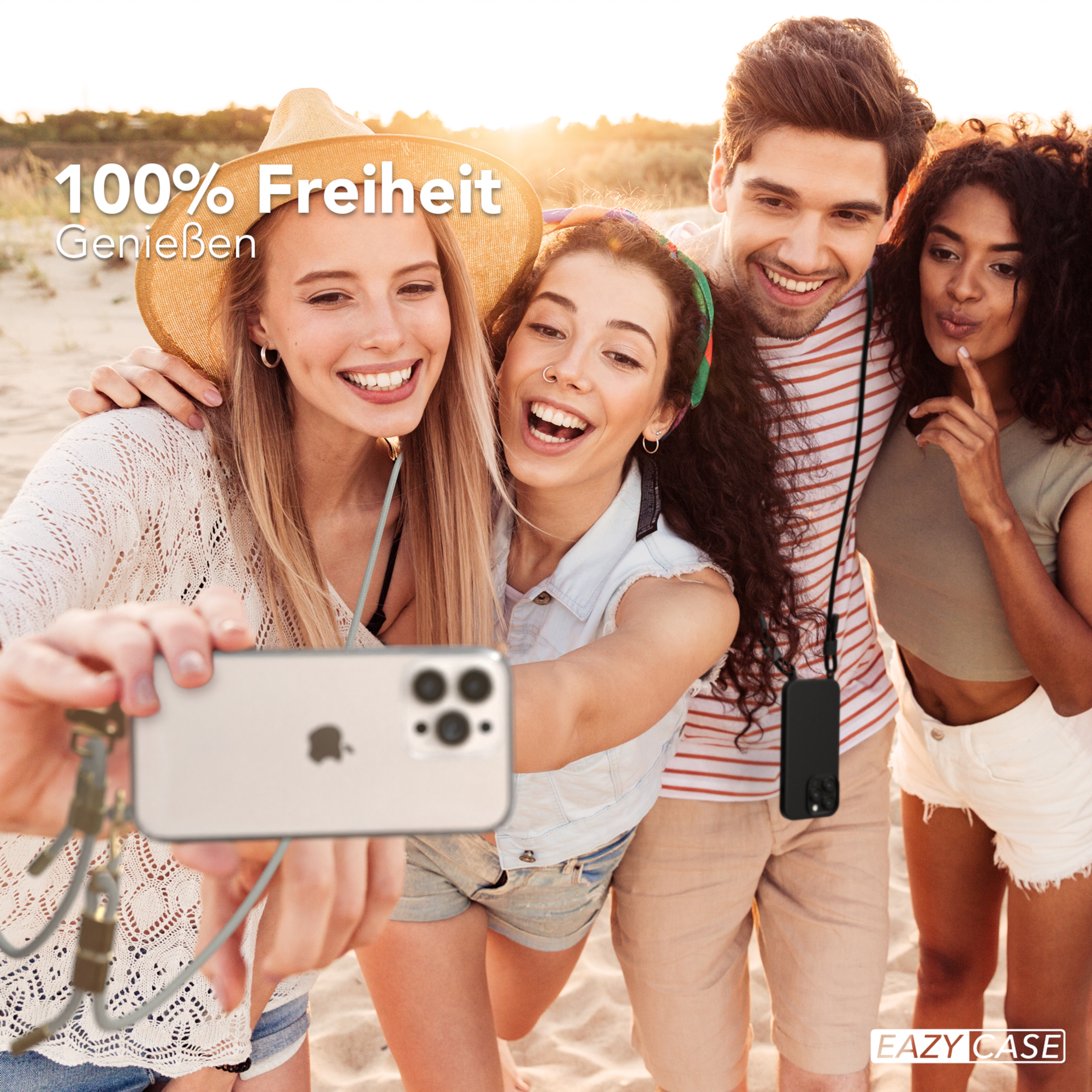 Vier Personen machen ein Selfie am Strand.