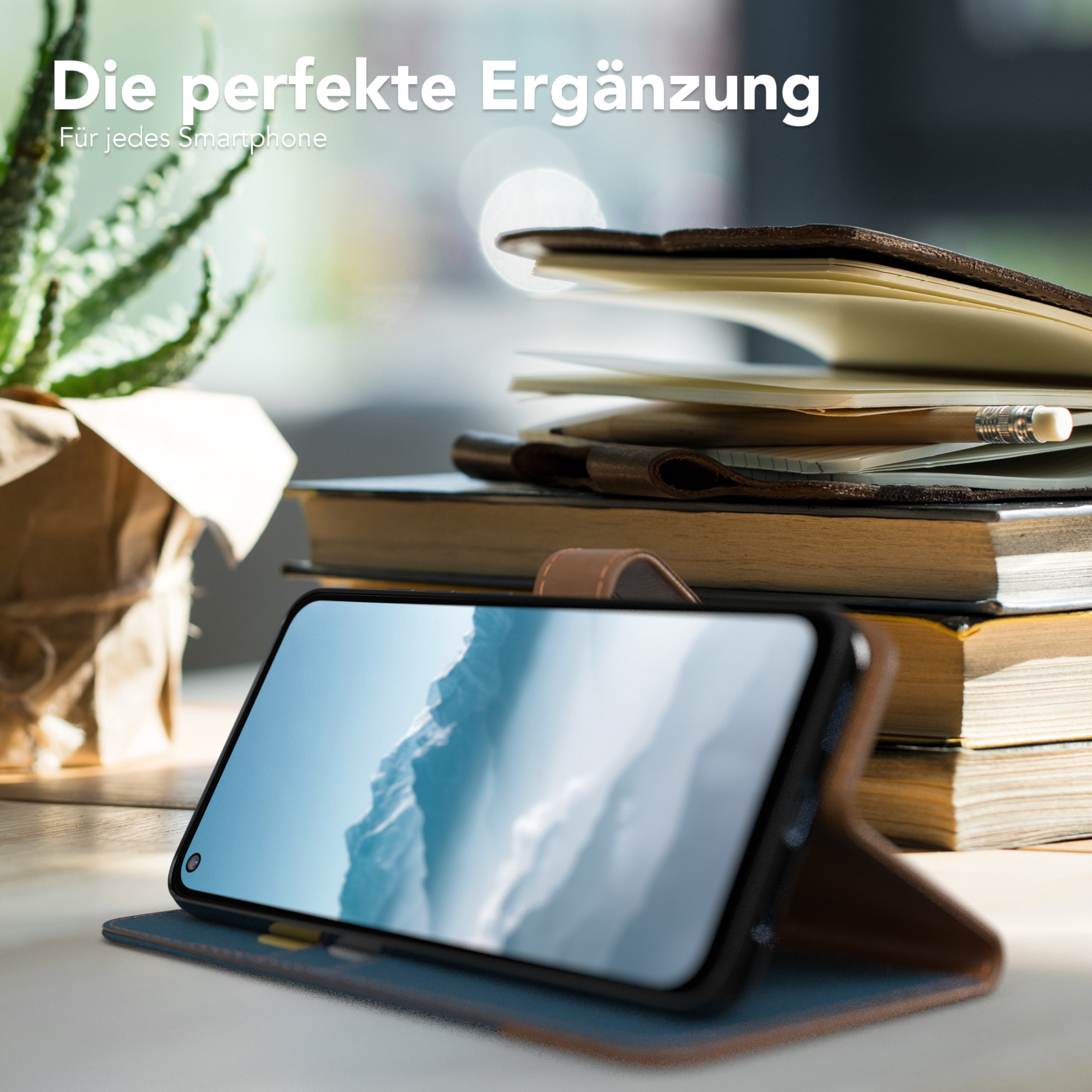 Ein Smartphone in einer braunen Lederhülle, geöffnet, um den Bildschirm zu zeigen, liegt auf Büchern.