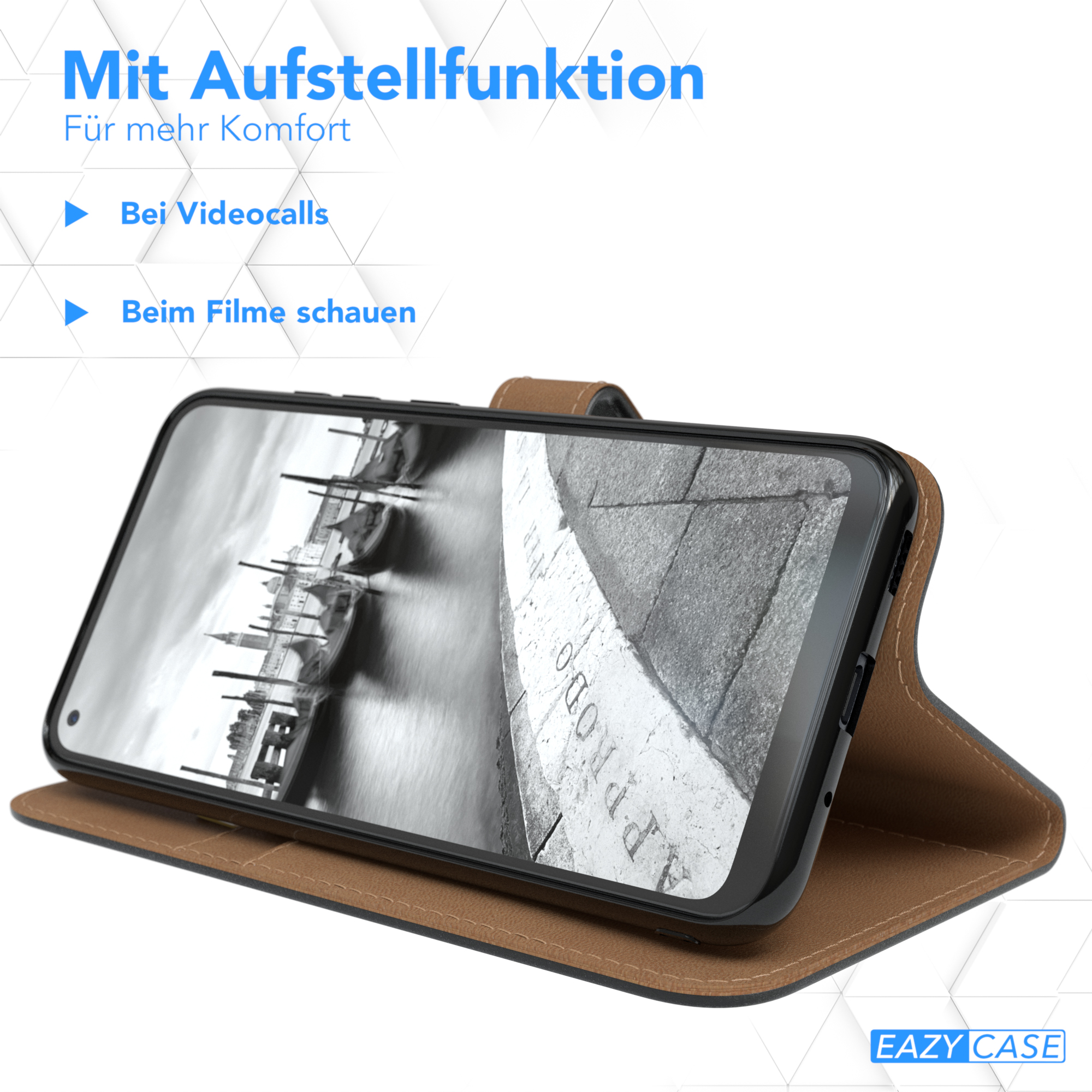 Braune Handyhülle mit Handy, das ein Schwarz-Weiß-Bild zeigt. Text oben und Logo unten.