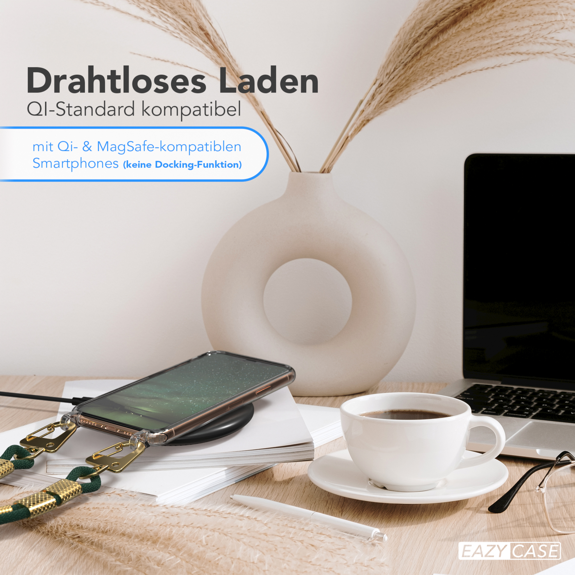Telefon mit Hülle auf einem kabellosen Ladegerät, mit einer Kaffeetasse, Stiften und einer Vase auf einem Holztisch.