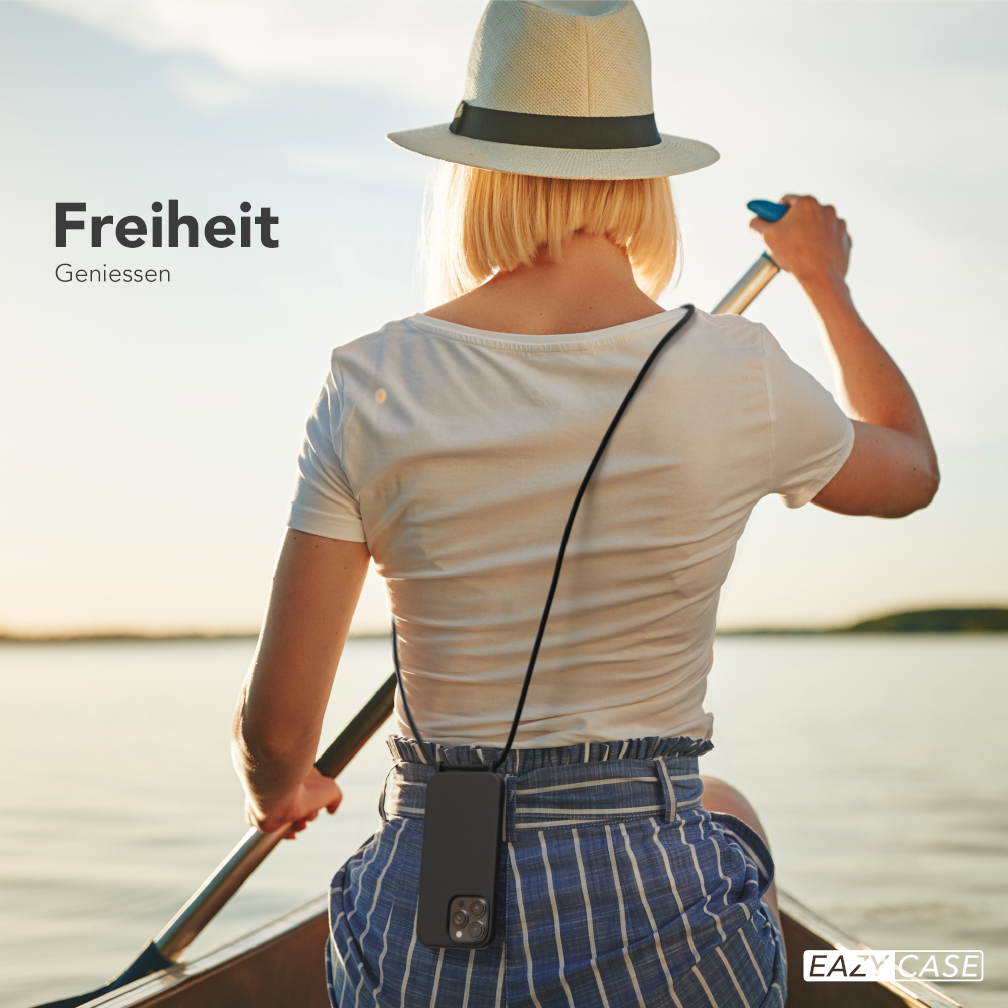 Eine Frau in einem Boot, die mit einem Handyhüllen-Lanyard auf dem Wasser paddelt.