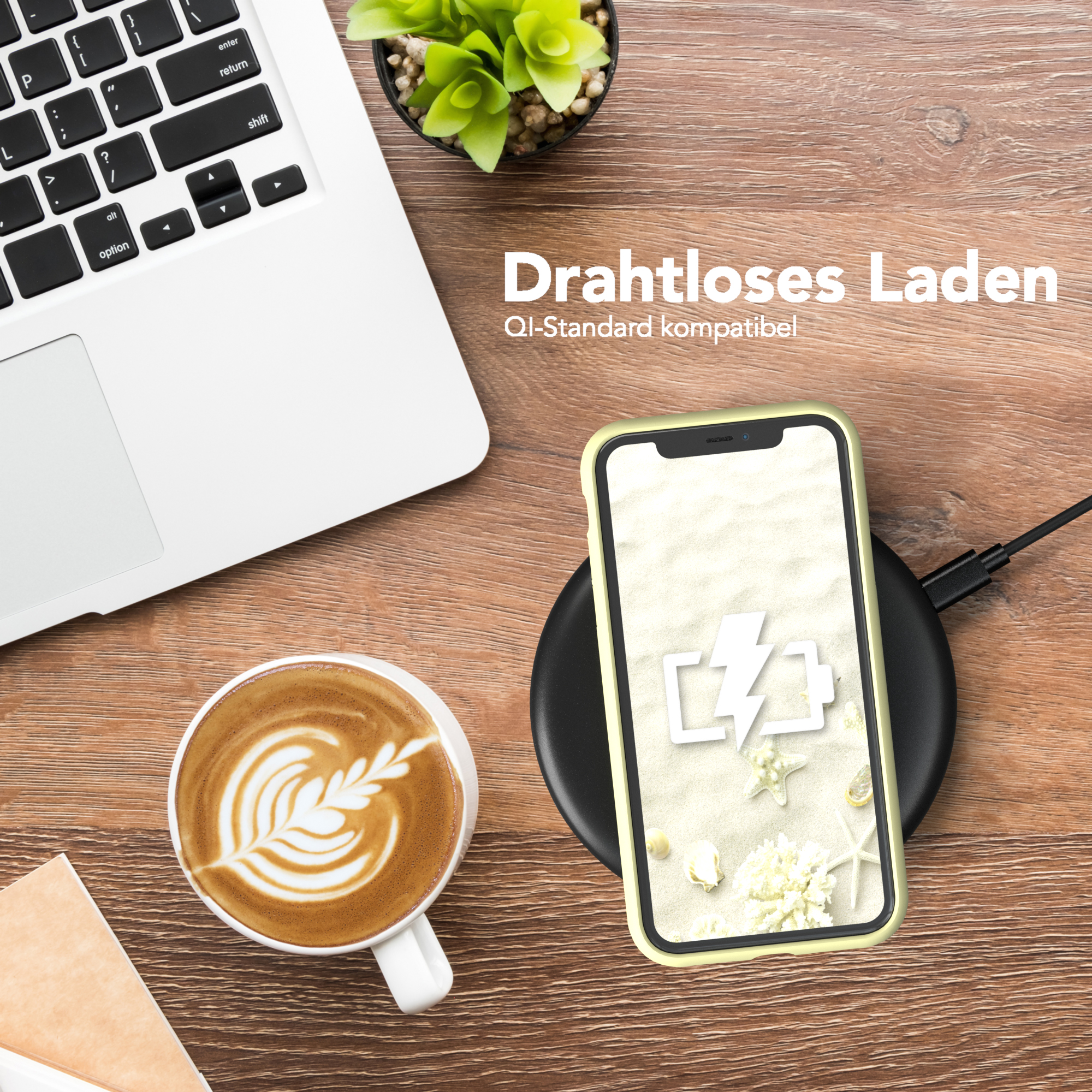 Telefon mit hellgrüner Hülle auf kabellosem Ladegerät, mit einer Tasse Kaffee.