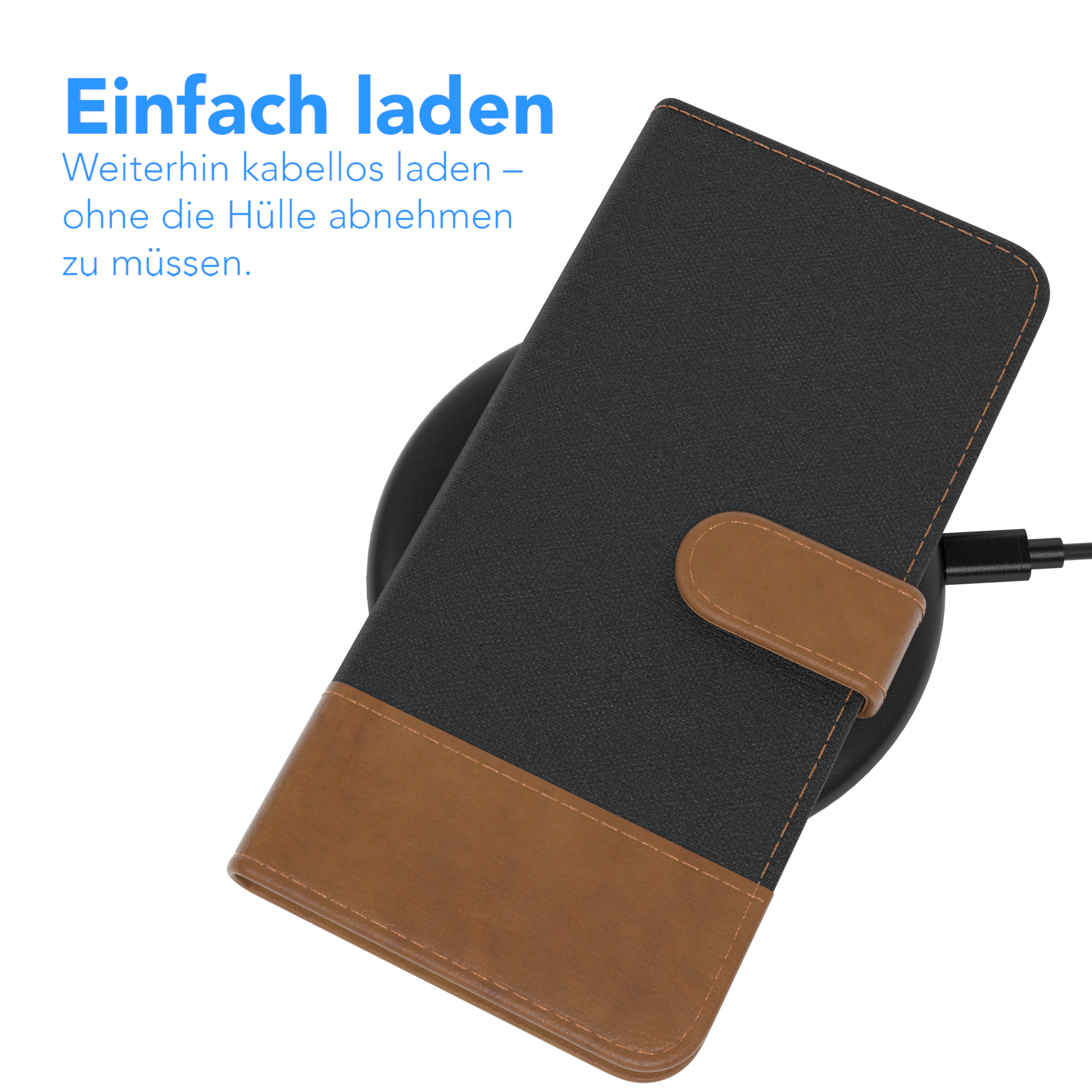 Schwarz-braune Handyhülle auf einem schwarzen kabellosen Ladegerät. Die Hülle ist geöffnet. Ein schwarzes Kabel ist.