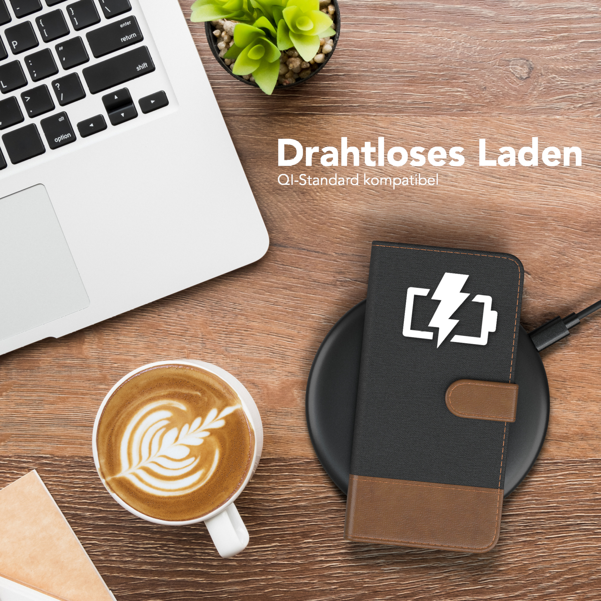 Laptop, Kaffee mit Latte Art, Handyhülle auf kabellosem Ladegerät, auf einem Holztisch.