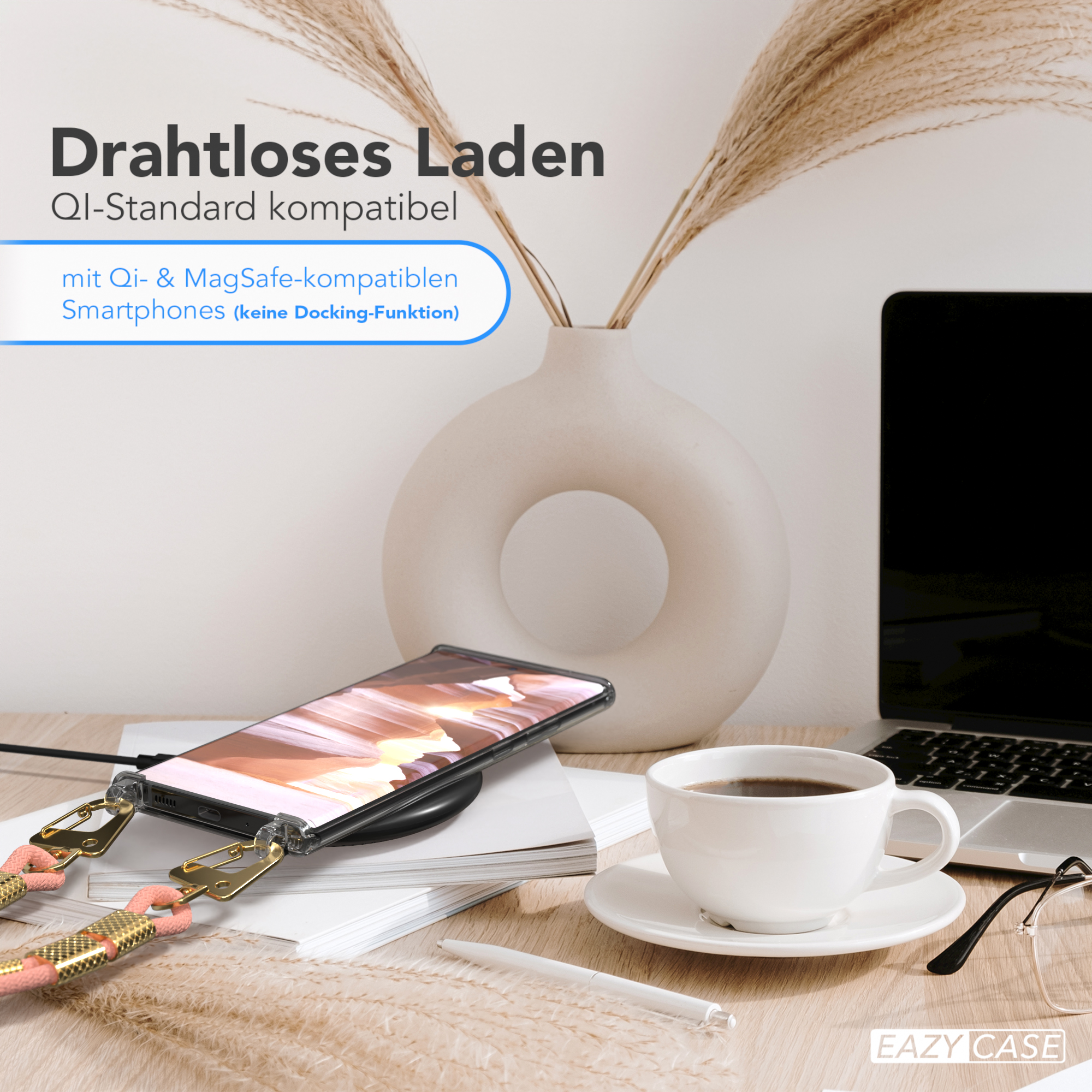 Telefon auf einem Ladepad mit einer Kaffeetasse und einer Vase auf einem Schreibtisch.