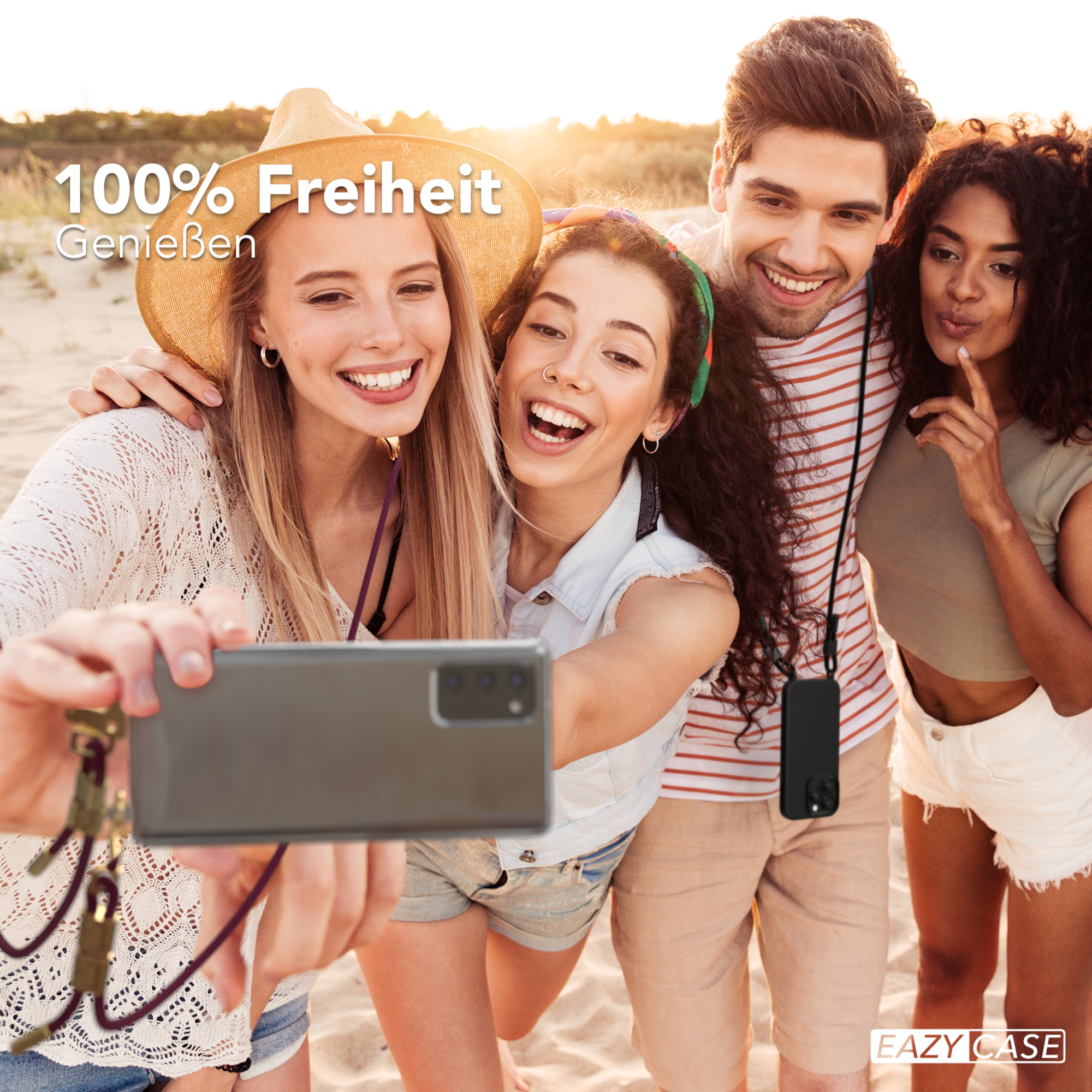Vier Personen machen ein Selfie am Strand mit einem Telefon.