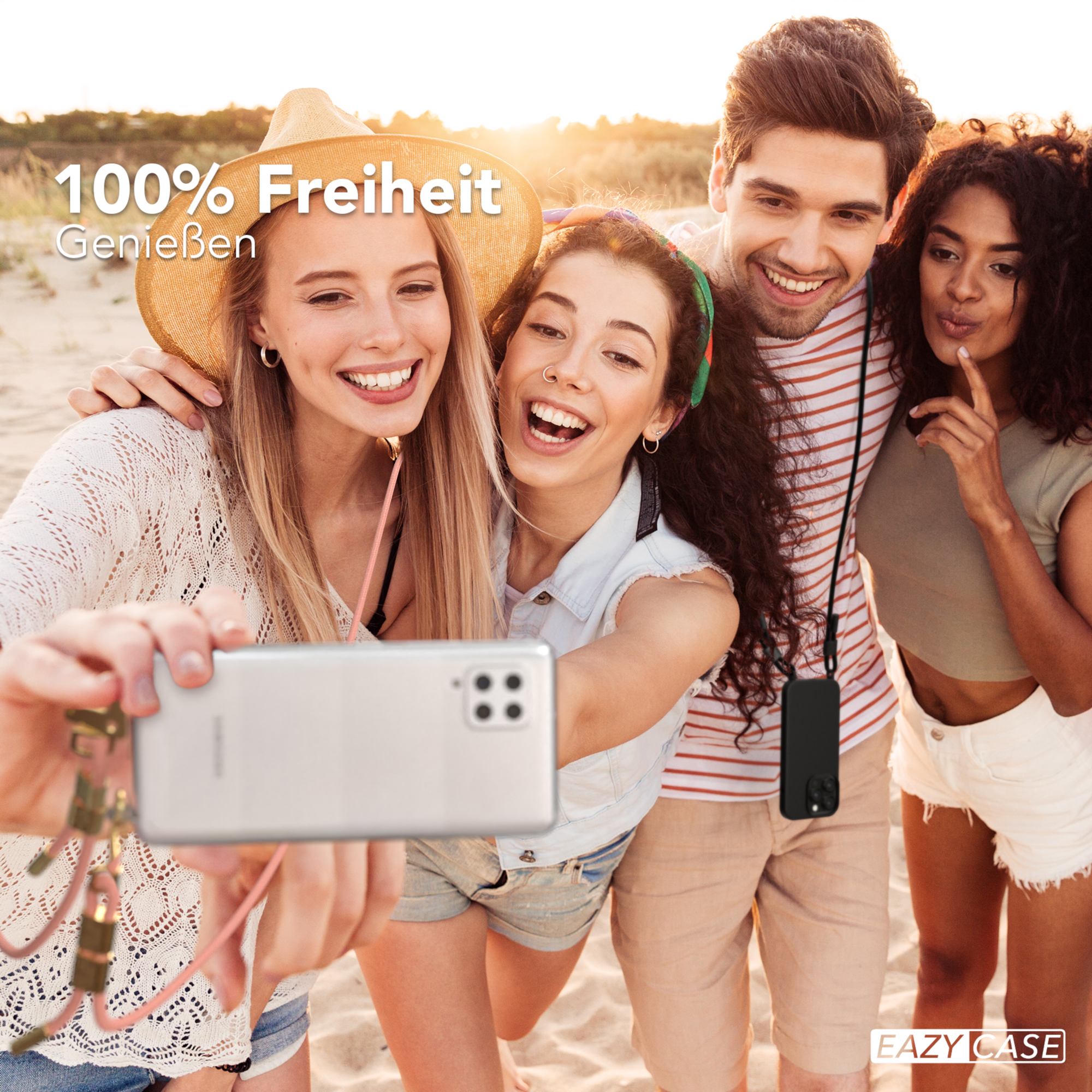 Gruppe von vier Personen, die ein Selfie am Strand machen. Text: 100% Freiheit Genießen.