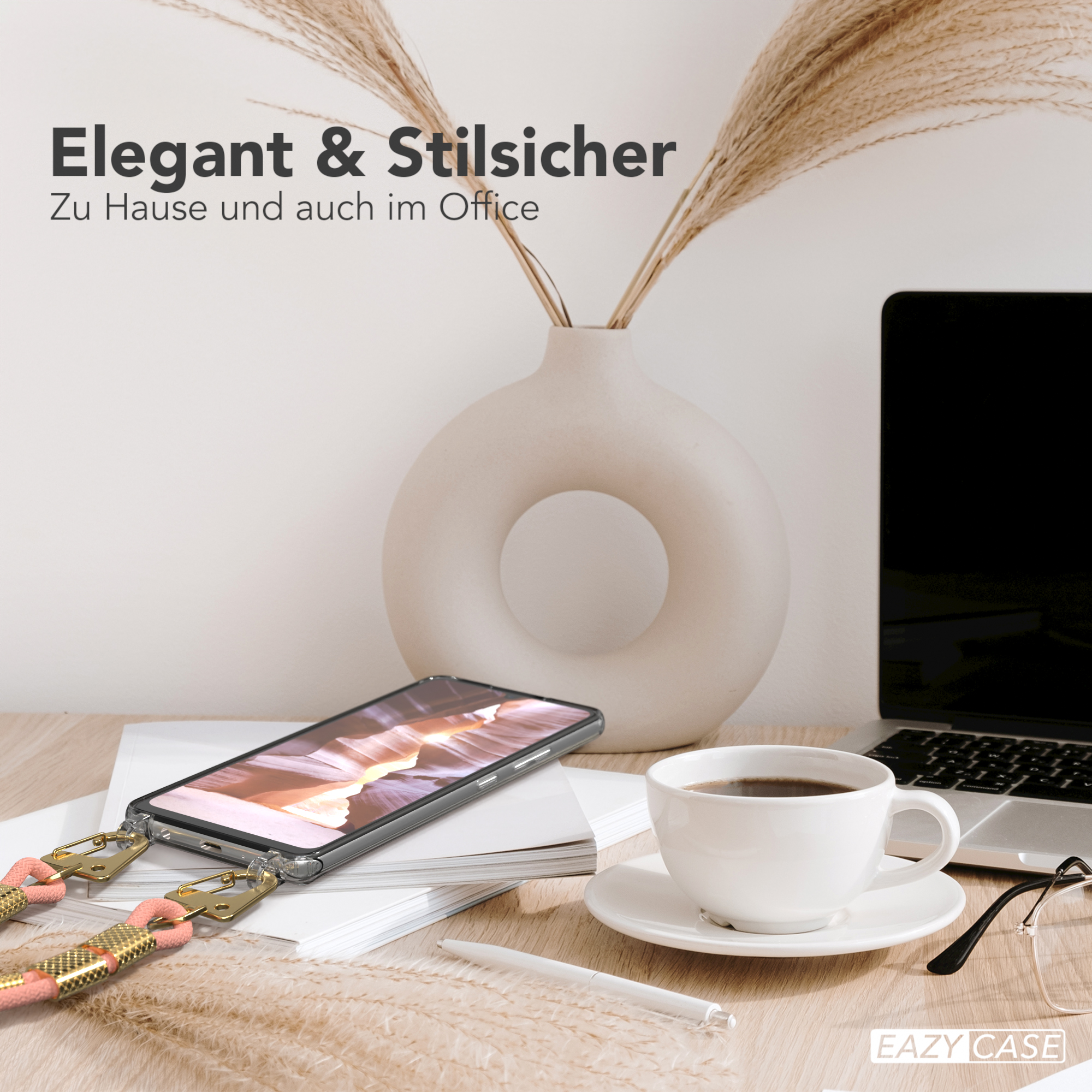 Telefon auf einem Schreibtisch mit Lanyard. Kaffee und ein Laptop sind ebenfalls auf dem Schreibtisch.