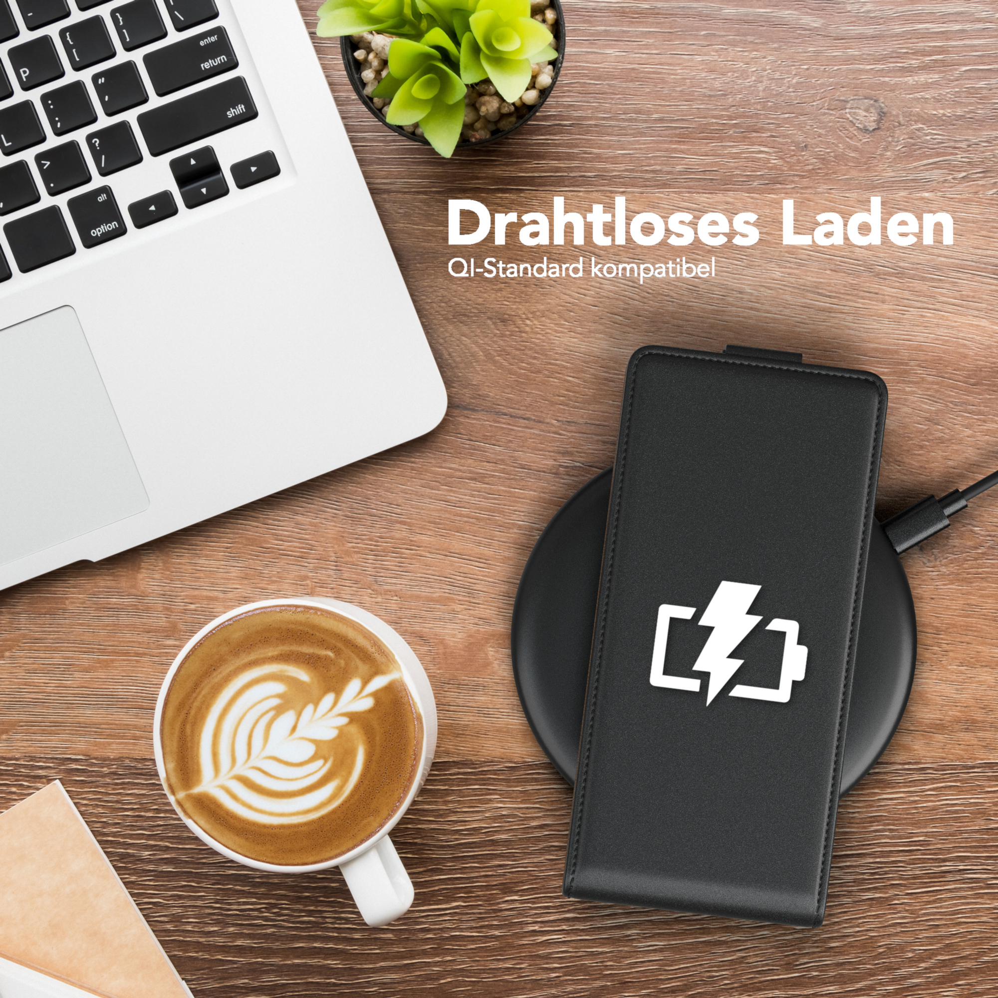 Ein Telefon liegt auf einem kabellosen Ladegerät, neben einer Kaffeetasse und einem Laptop.