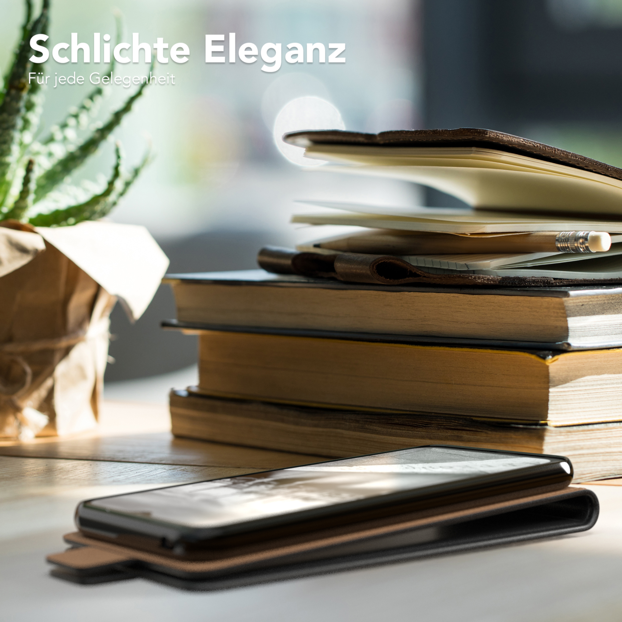 Telefon in Lederetui auf Holztisch mit Büchern und Pflanze. Text 'Schlichte Eleganz' oben.