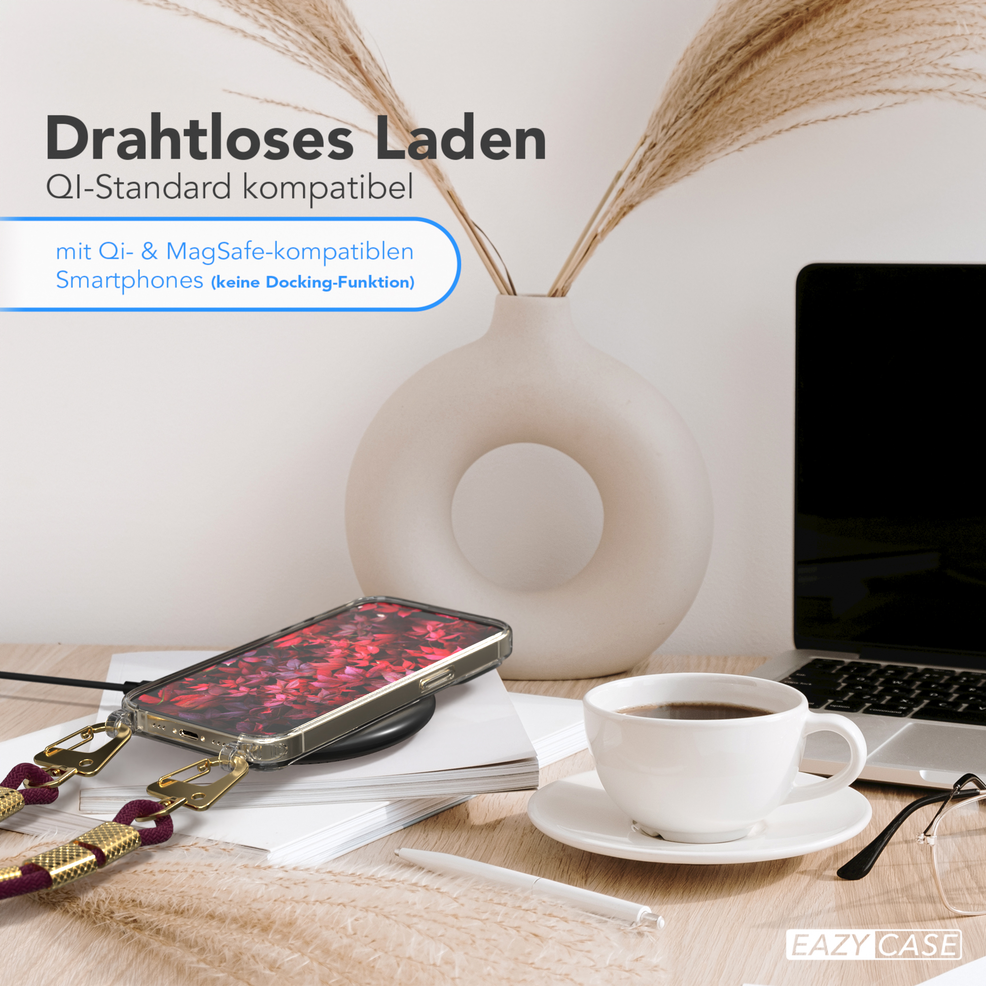 Handyhülle auf einem Ladepad, mit Kaffee und Laptop. Das Telefon einer Frau liegt auf dem Ladegerät.