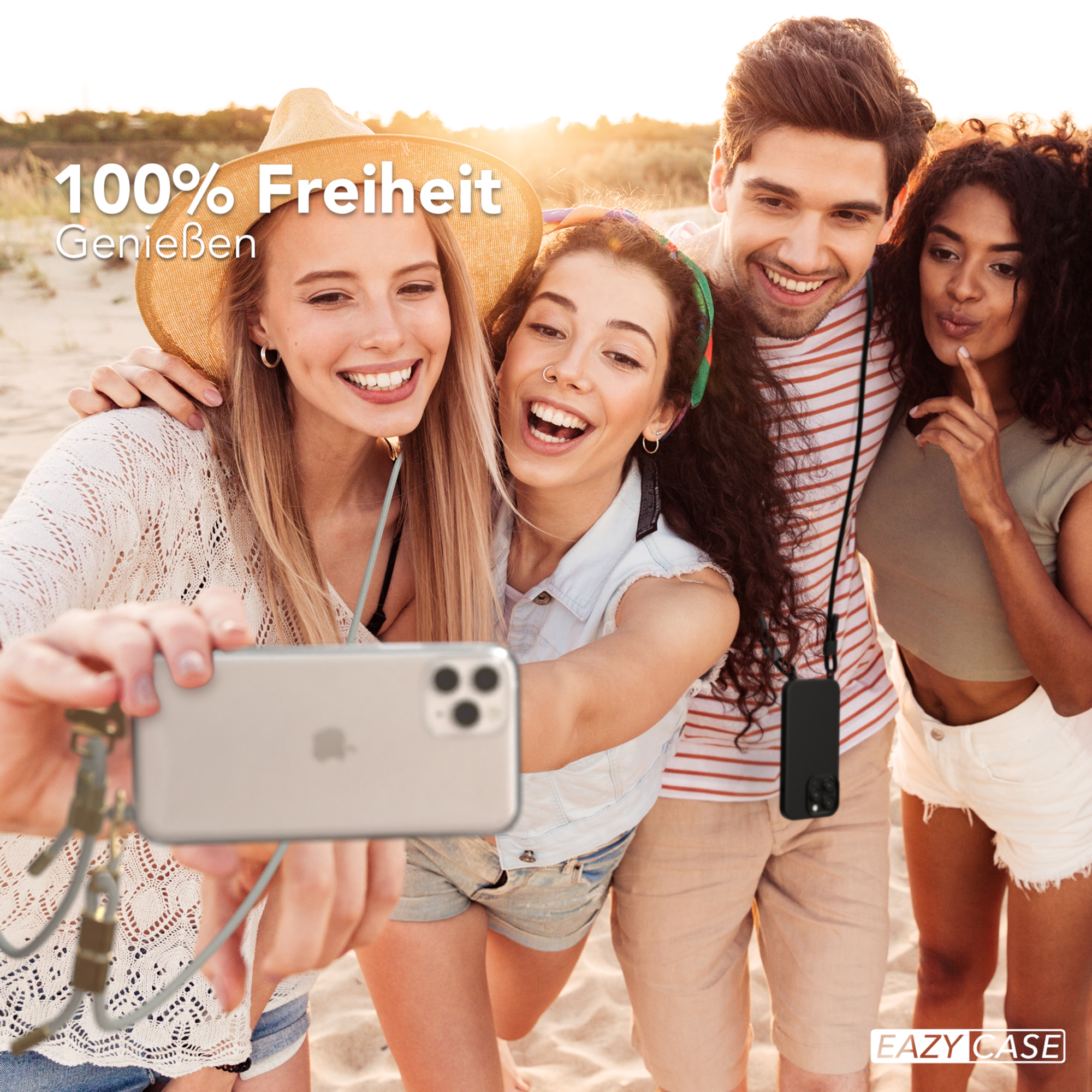 Vier Personen machen ein Selfie am Strand. Einer hält das Telefon mit einem Lanyard.