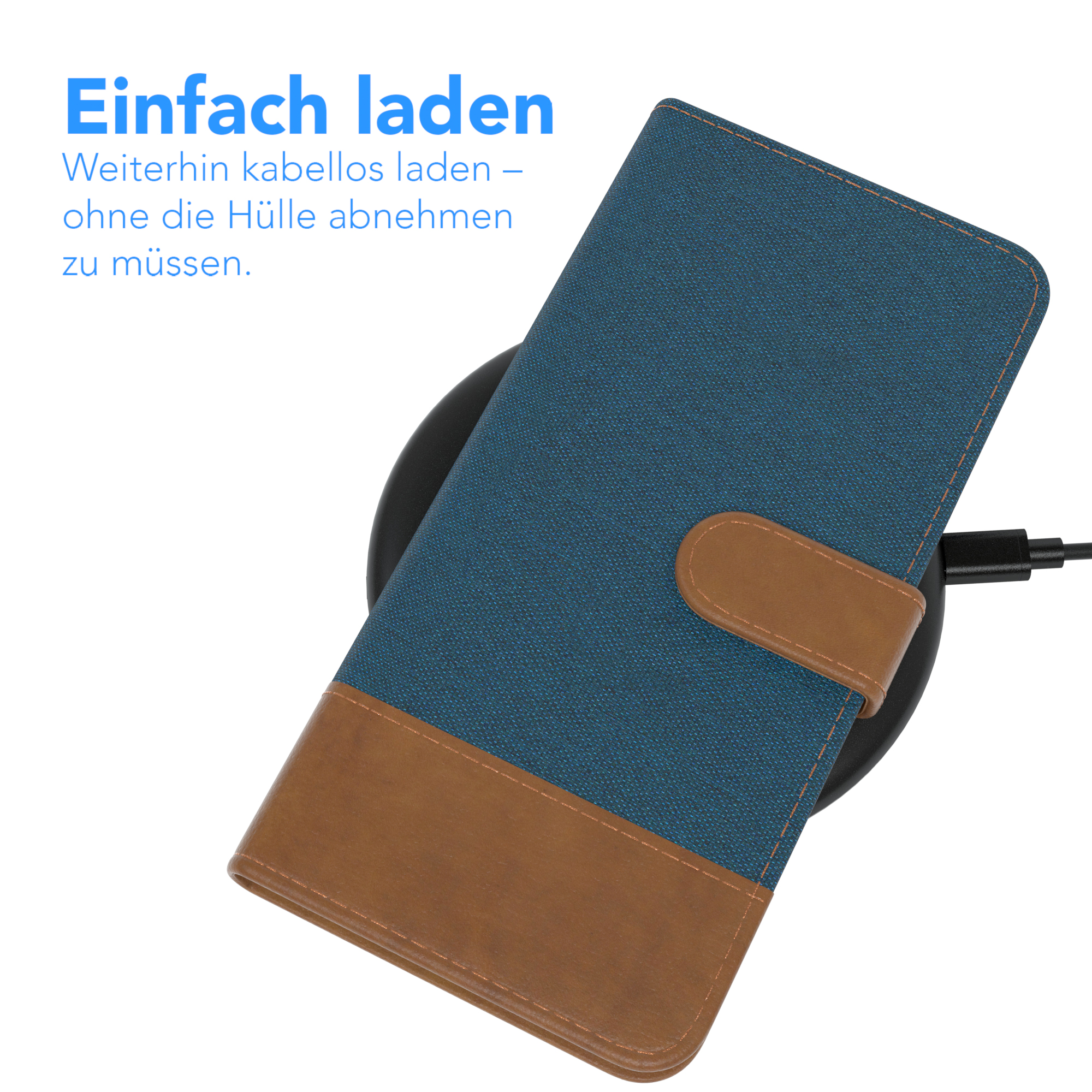 Blau-braune Handyhülle auf einem kabellosen Ladegerät.