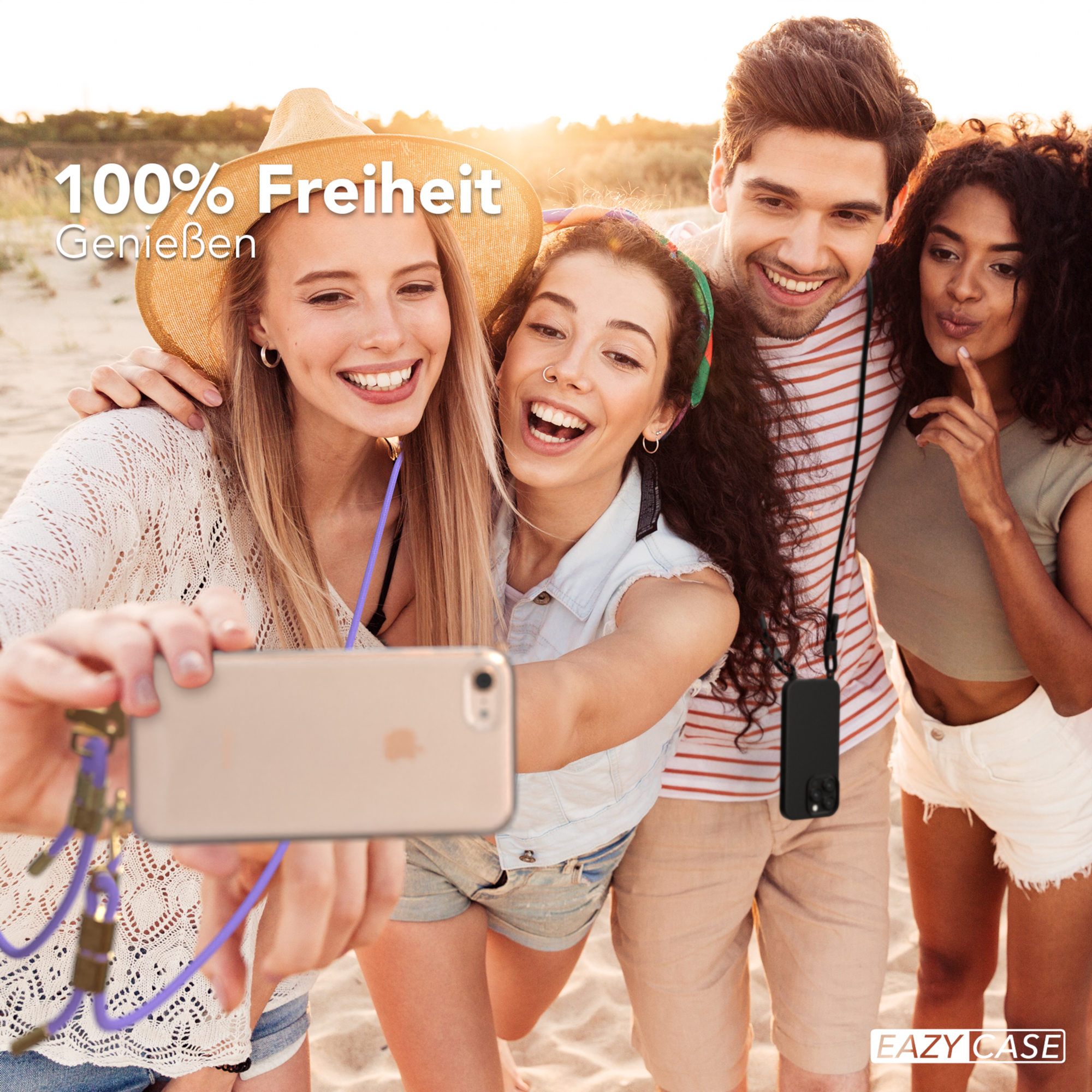 Vier Personen machen ein Selfie mit einem Telefon an einem Umhängeband. Sie lächeln und amüsieren sich.