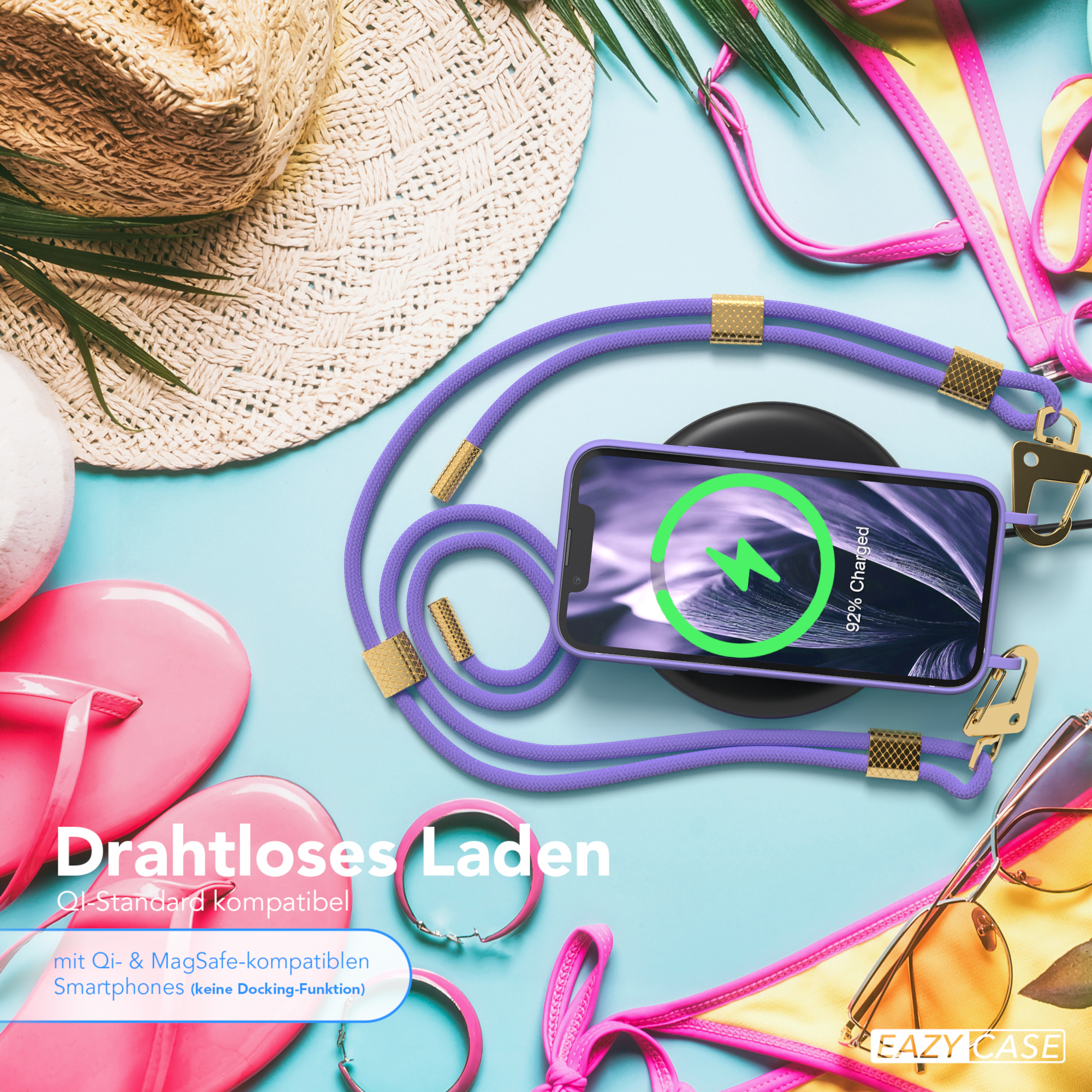 Telefon mit lila Kordel und kabellosem Ladegerät, Bikini, Sonnenbrille und Hut sind zu sehen.