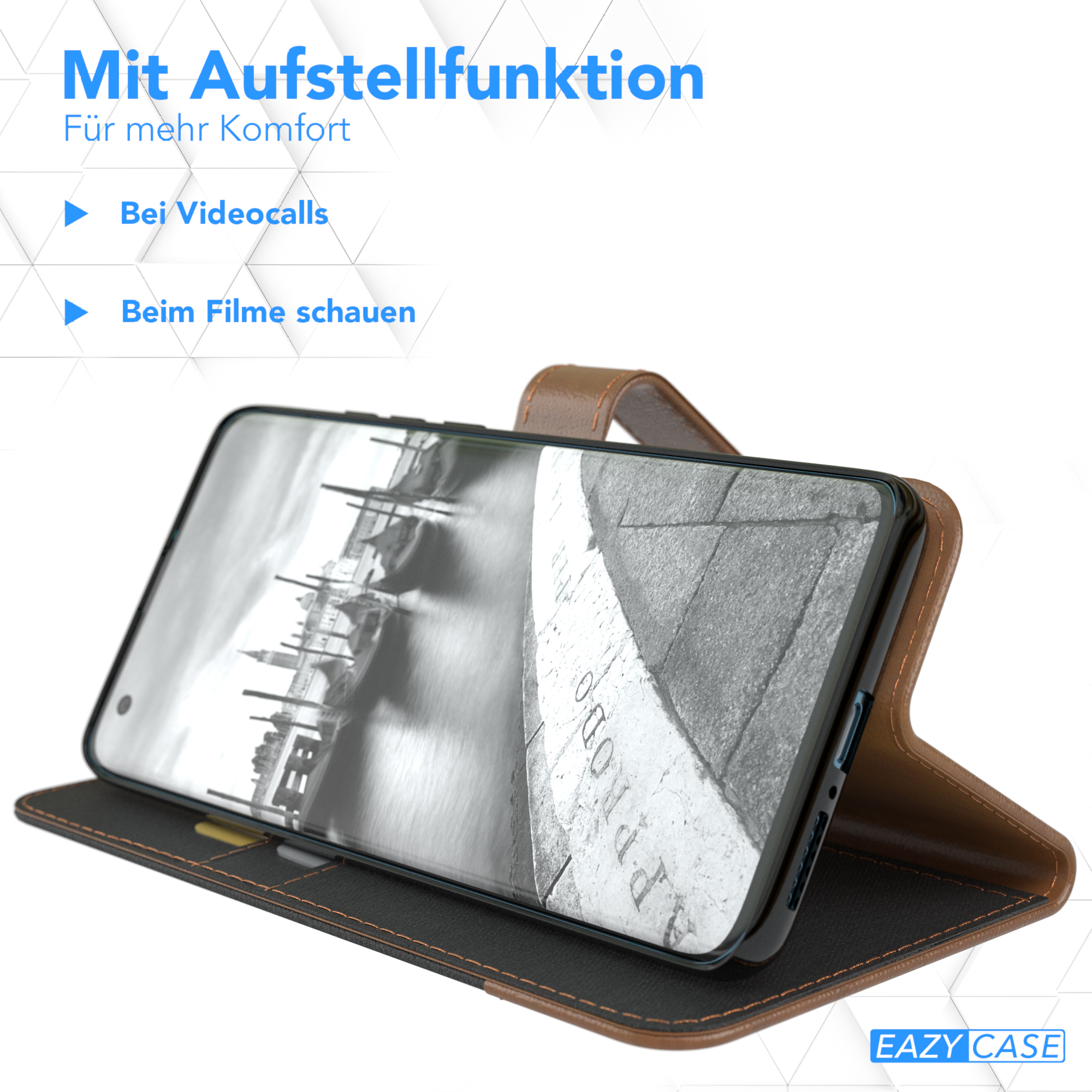 Telefon in einem Gehäuse, hochgestellt. Hintergrund zeigt Bildschirm. Gehäuse ist braun und schwarz. Weißer Hintergrund.