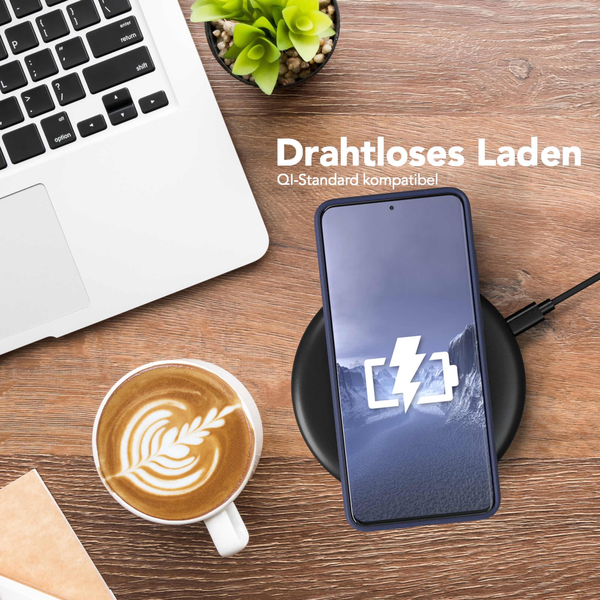 Ein Telefon mit blauem Gehäuse, das auf einem kabellosen Ladegerät geladen wird. Laptop und Kaffeetasse sind in der Nähe.