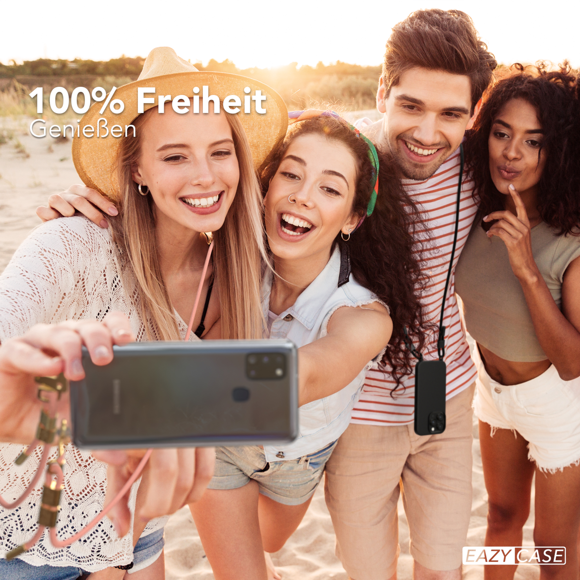 Vier Personen machen ein Selfie am Strand, mit einem Telefon an einem Riemen, das Freiheit und Genuss fördert.