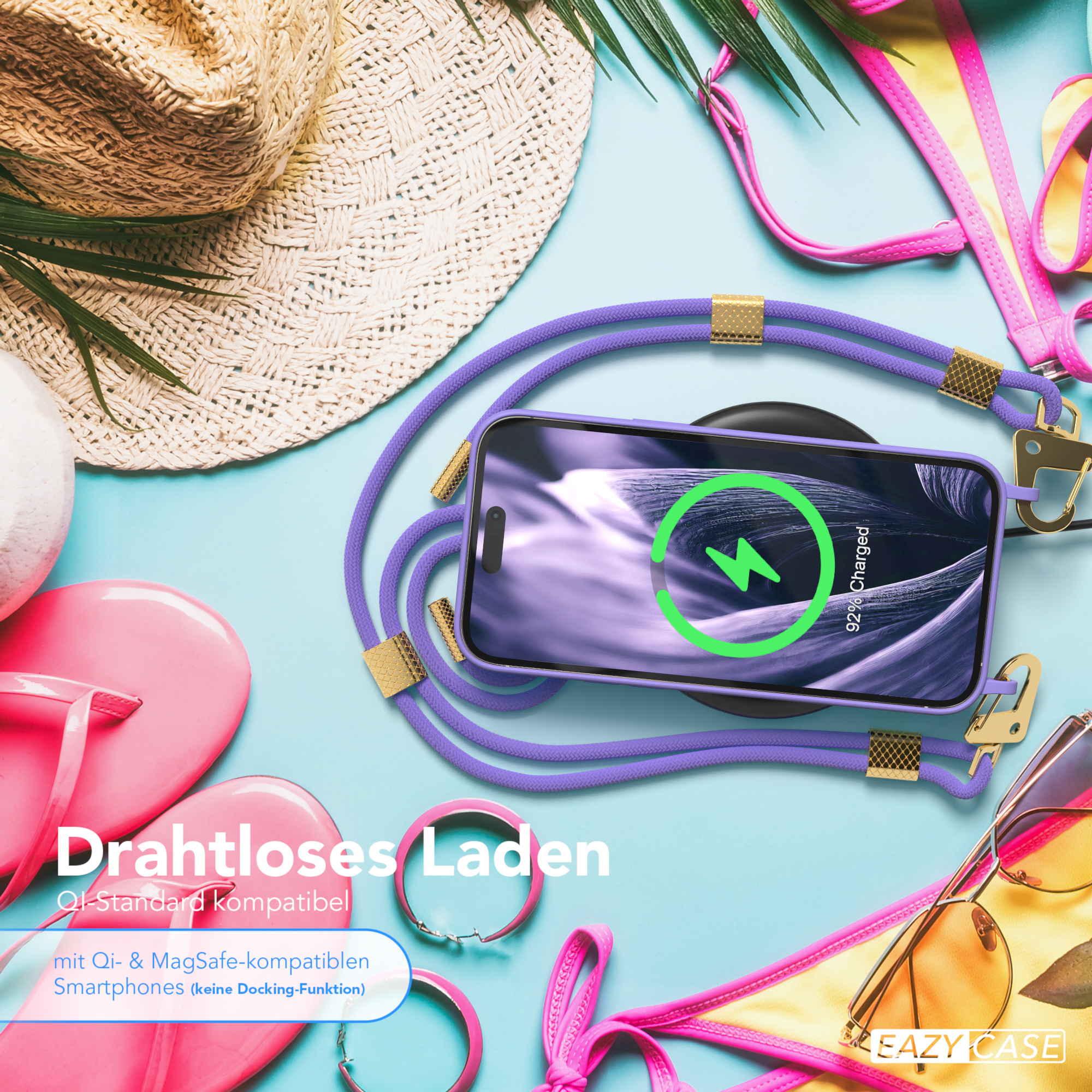 Telefon mit Hülle, kabellos geladen. Zubehör: Hut, Flip-Flops, Sonnenbrille am Strand.