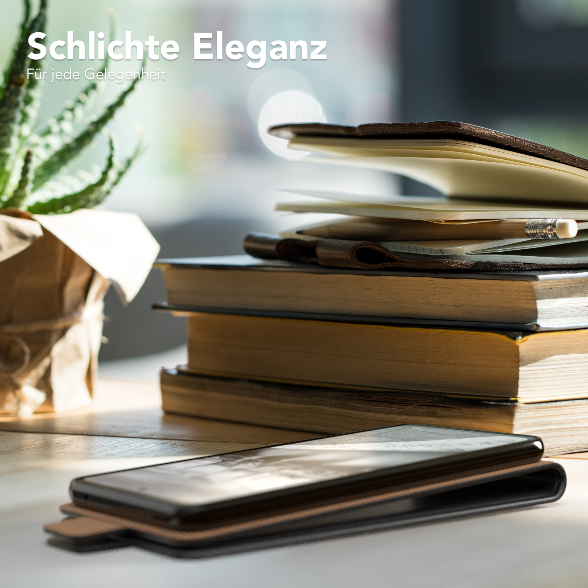 Eine braune Leder-Handyhülle mit einem Telefon darin und Büchern und einer Pflanze im Hintergrund.
