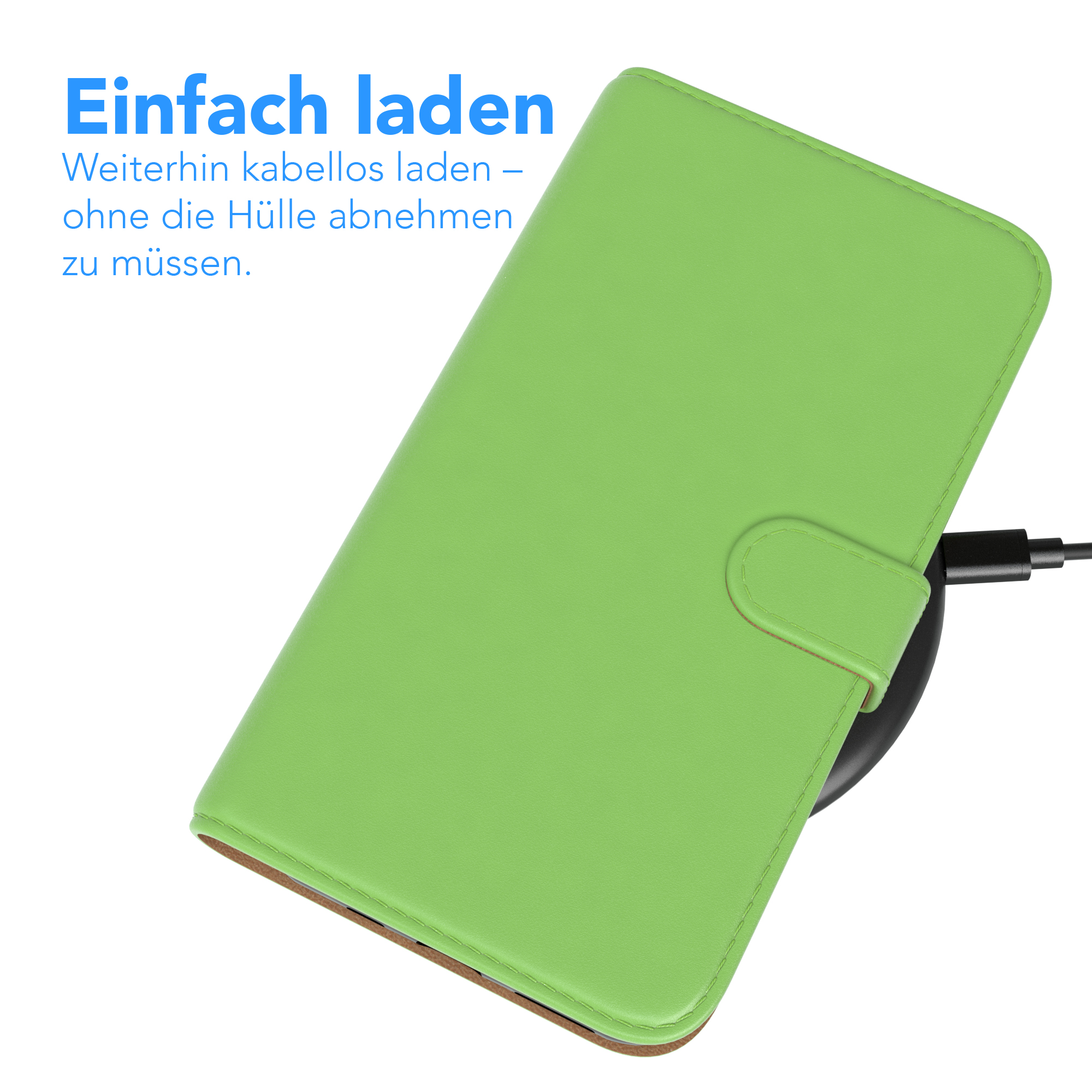 Grüne Handyhülle auf einem kabellosen Ladegerät, mit angeschlossenem Kabel.