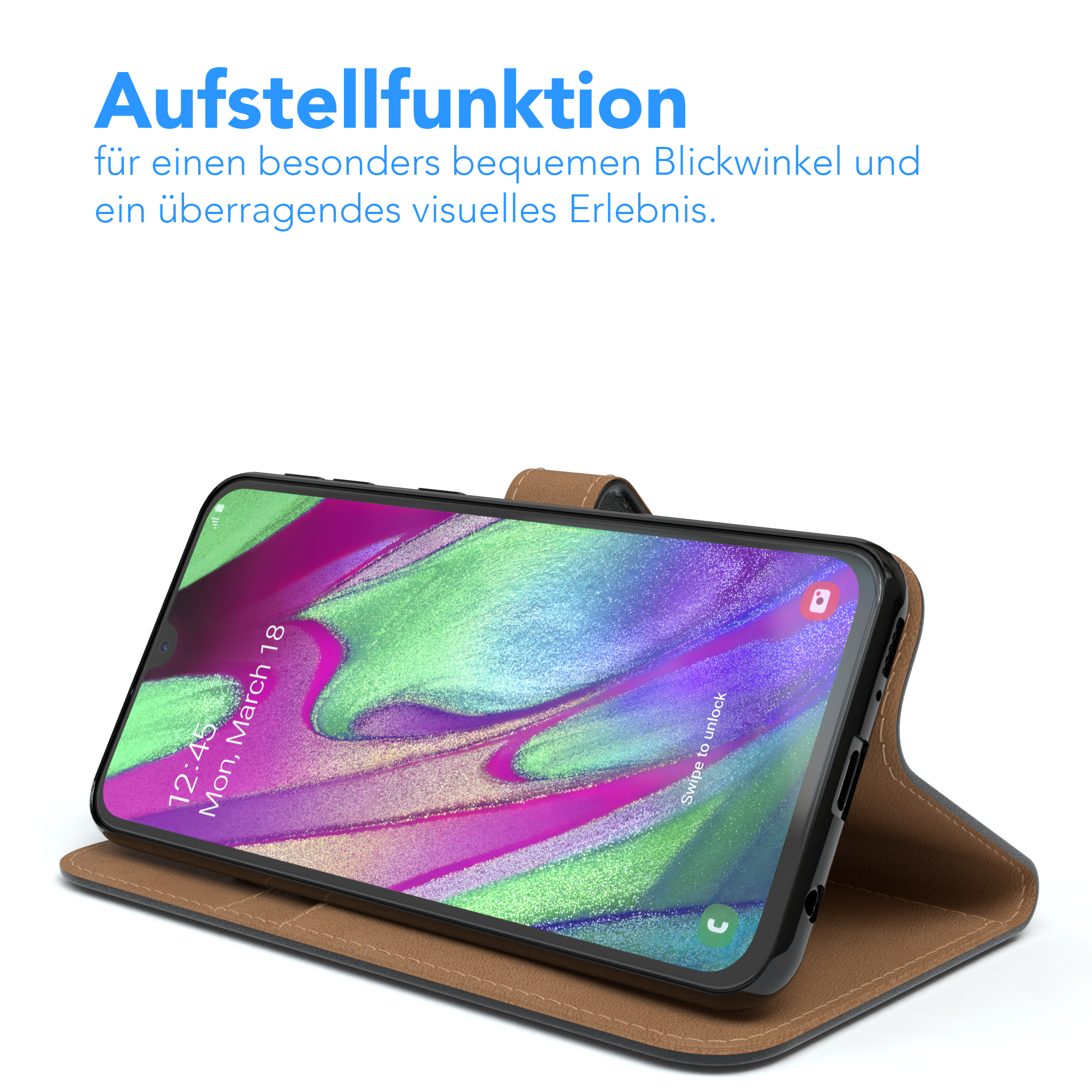 Ein Telefon in einer braunen Hülle ist auf einer Oberfläche geöffnet, Text oben. Der Bildschirm ist sichtbar.