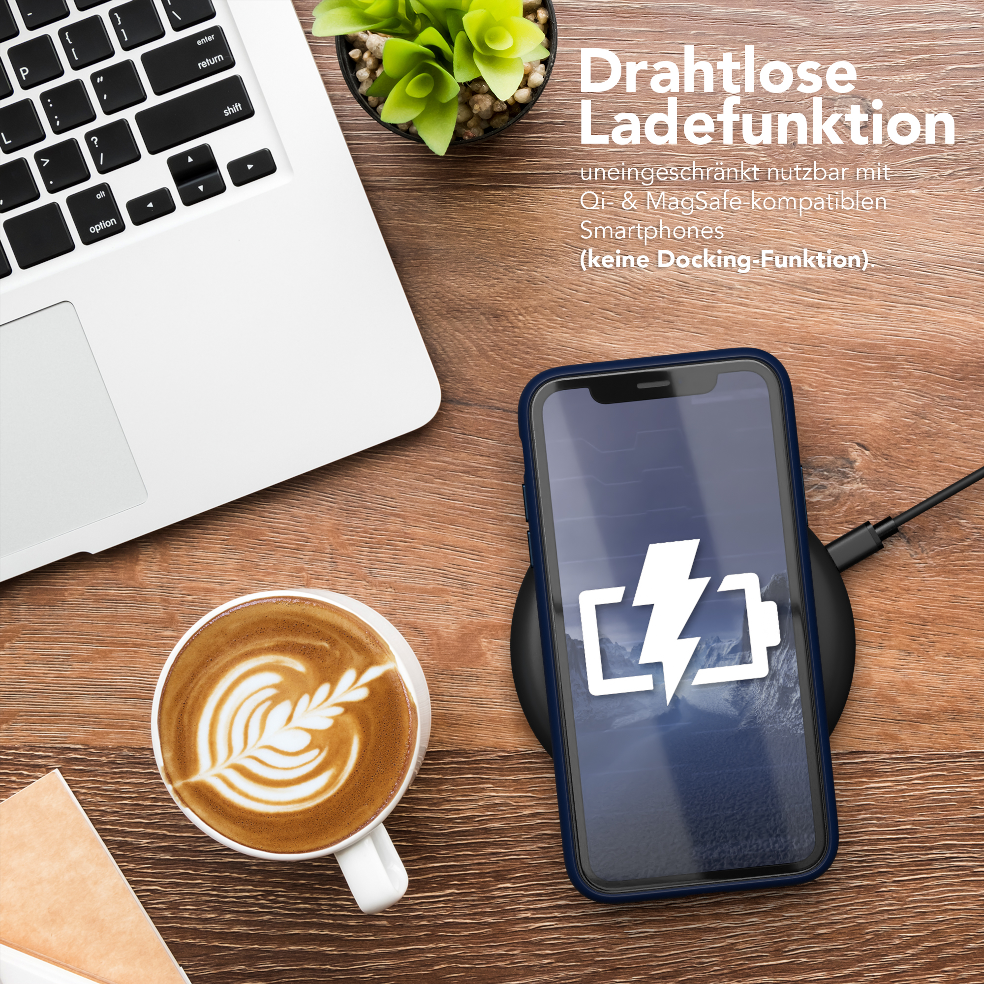 Laptop, Kaffee und Telefon, das auf einem kabellosen Ladegerät geladen wird.