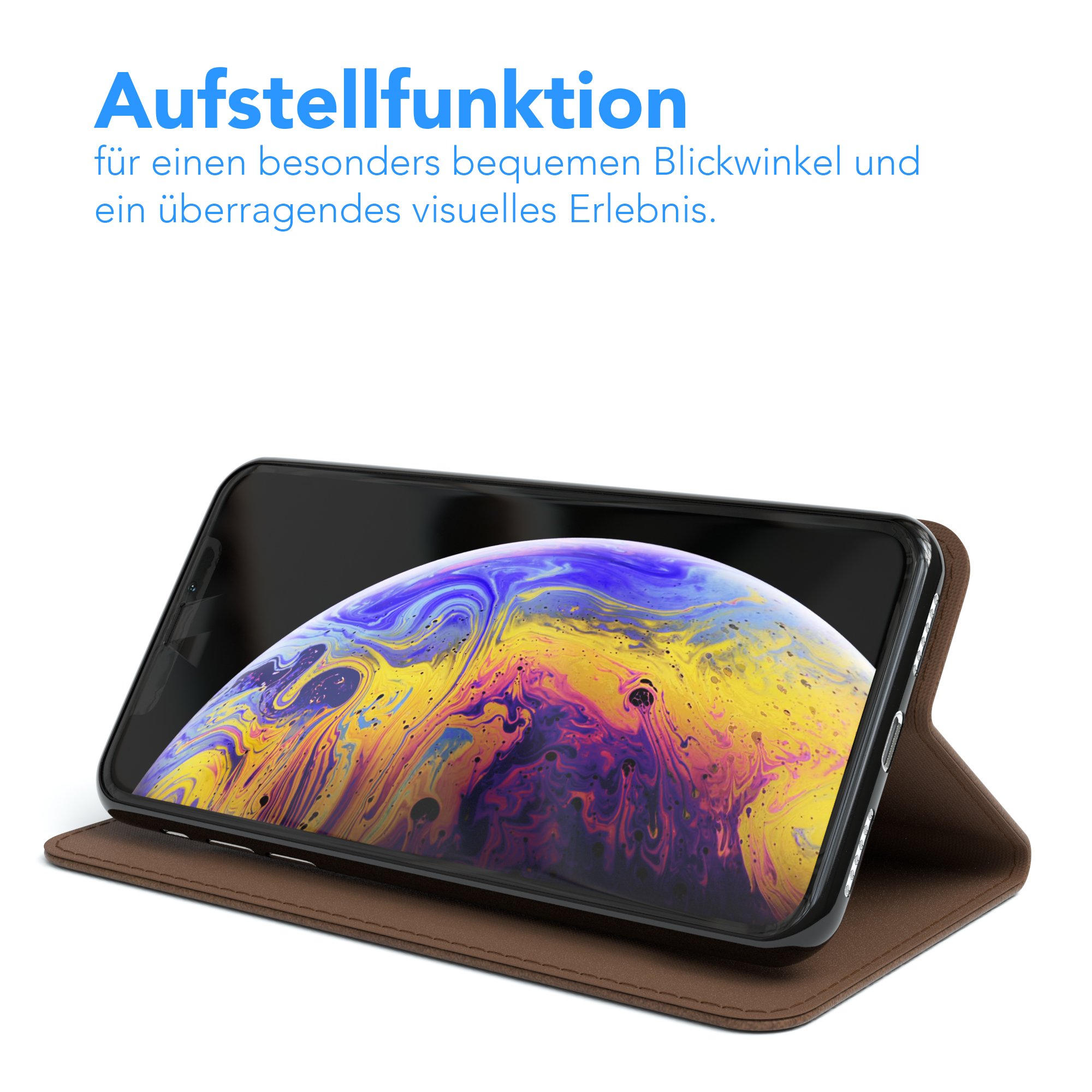 Ein Telefon in einer braunen Hülle. Der Bildschirm zeigt ein farbenfrohes abstraktes Bild. Die Hülle ist offen.