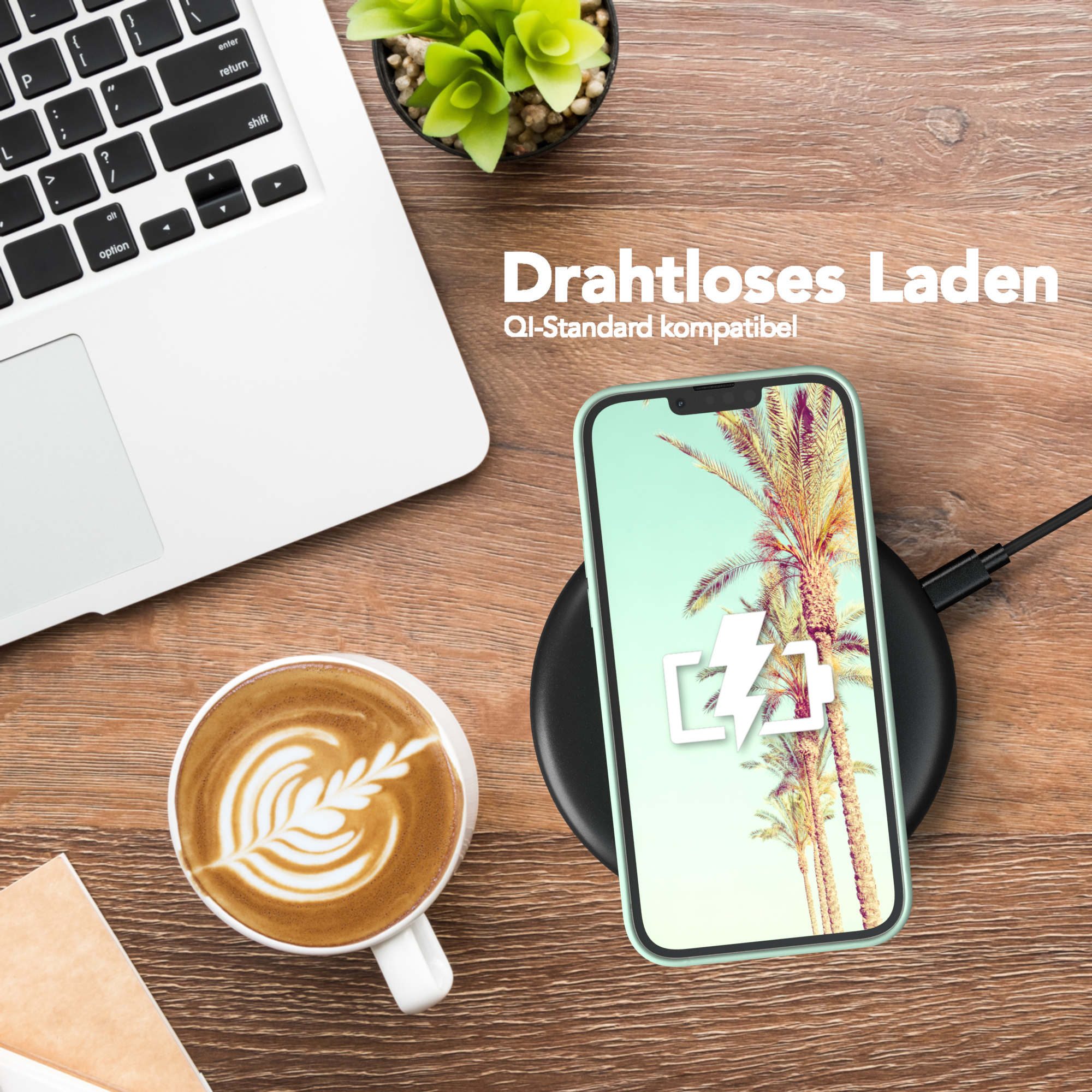 Kabelloses Ladegerät mit Telefon und Kaffee auf einem Holztisch. Ein Laptop ist ebenfalls sichtbar.